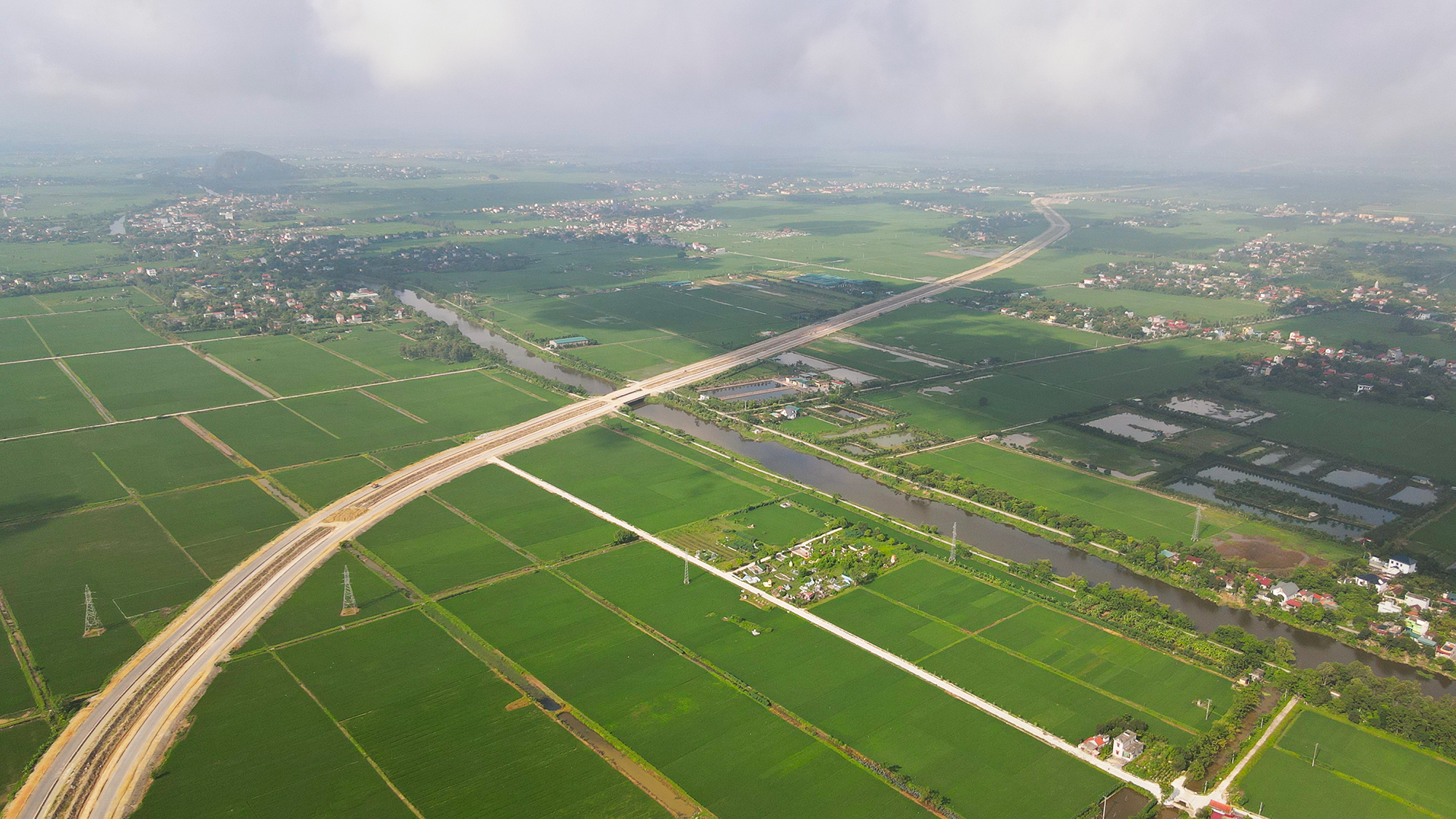 Dự &aacute;n đường h&agrave;nh lang gần 3.600 tỷ ở H&agrave; Nam chạy đua về đ&iacute;ch- Ảnh 21.