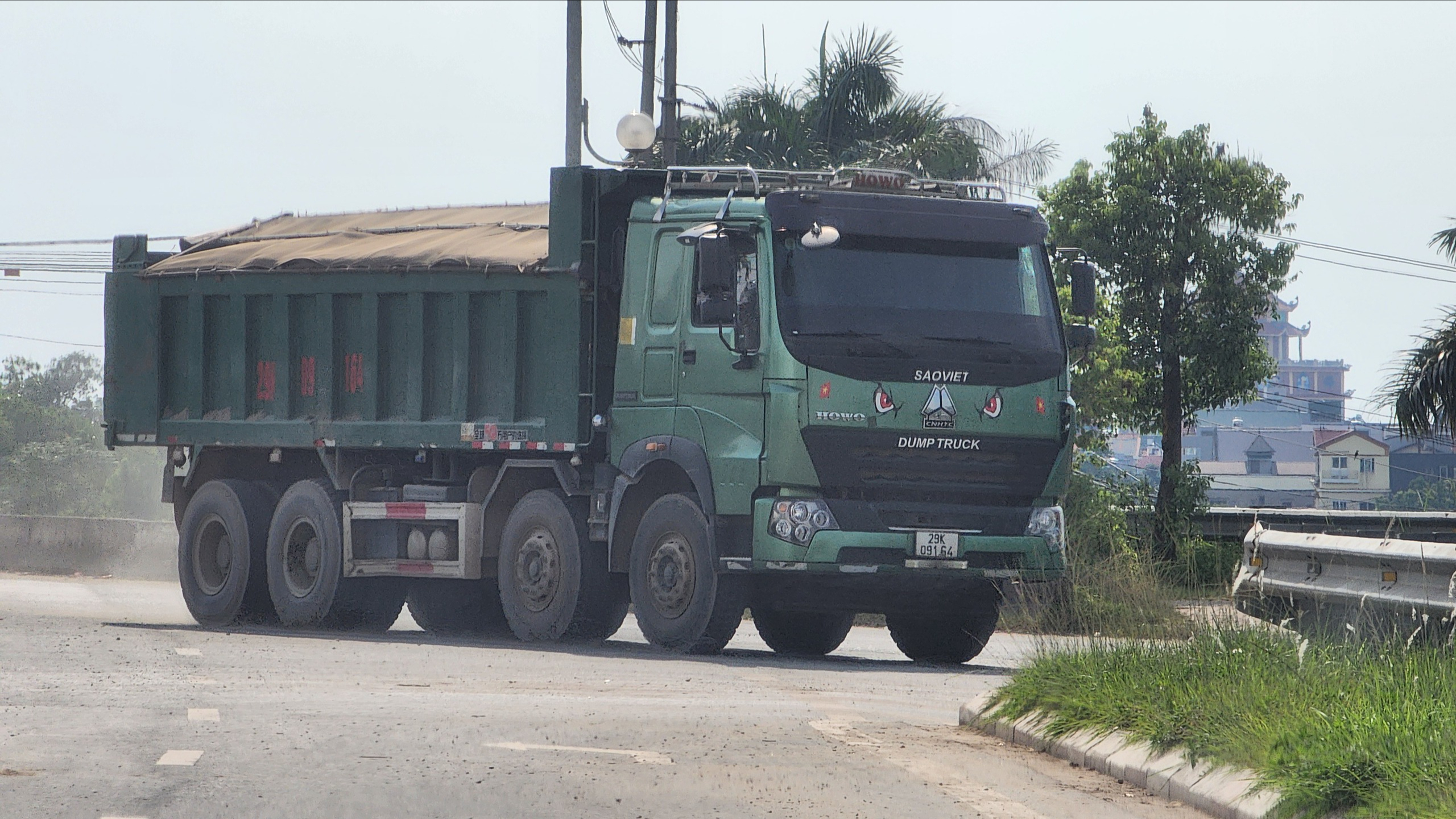 Biển b&aacute;o bị xịt sơn, xe tải trọng lớn uy hiếp an to&agrave;n đ&ecirc; tả s&ocirc;ng Hồng- Ảnh 4.