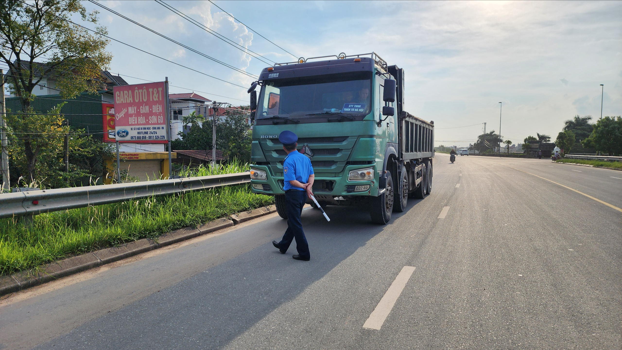 Biển b&aacute;o bị xịt sơn, xe tải trọng lớn uy hiếp an to&agrave;n đ&ecirc; tả s&ocirc;ng Hồng- Ảnh 11.