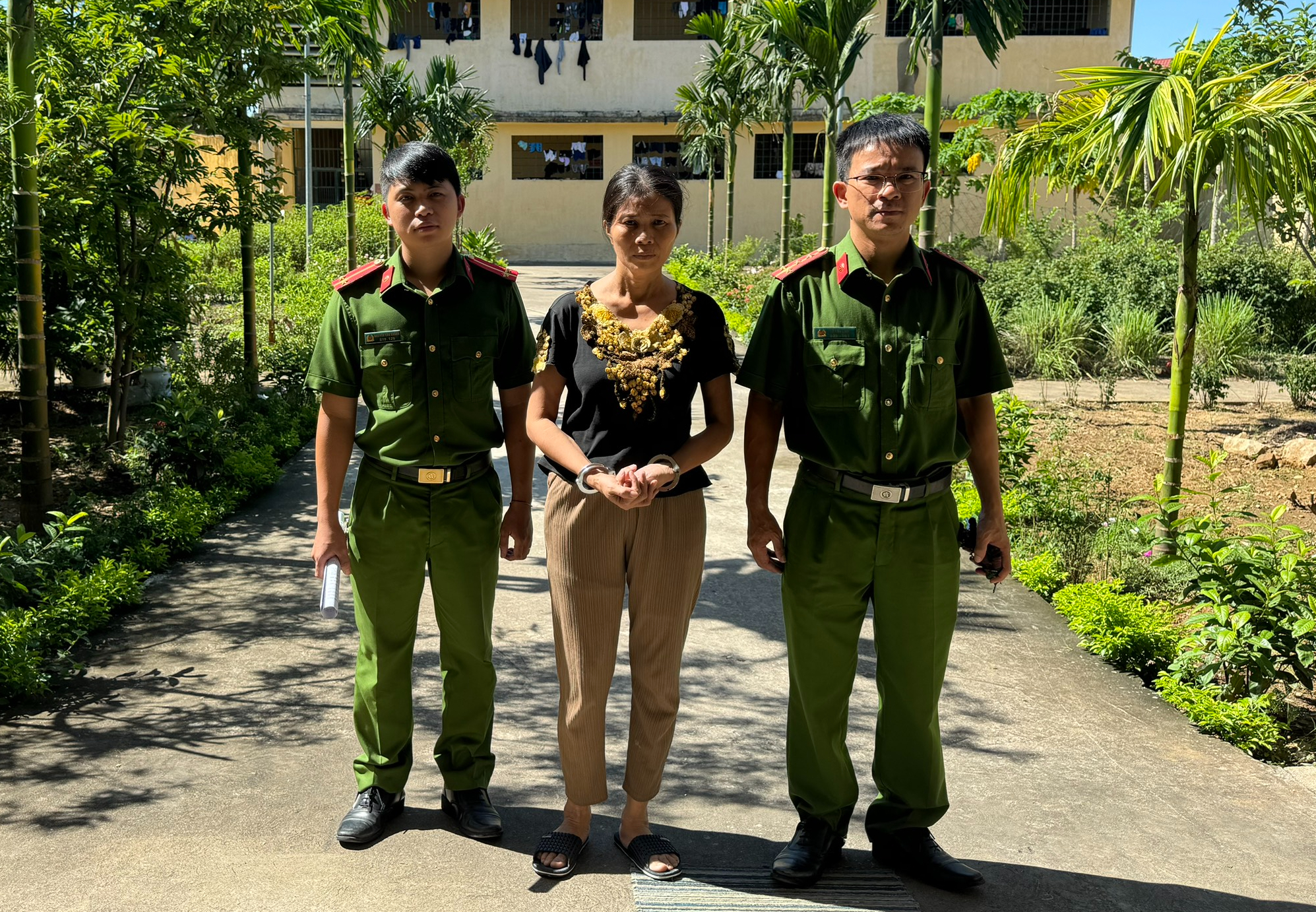 Khởi tố người phụ nữ ngăn cản thi c&ocirc;ng đường điện, hắt mắm t&ocirc;m v&agrave;o c&ocirc;ng an- Ảnh 1.