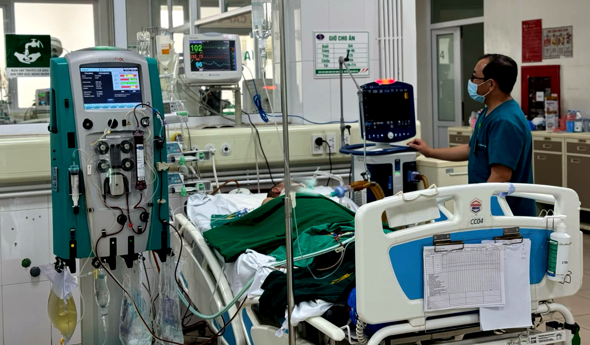 Mất mạng v&igrave; b&aacute;t tiết canh, nguy kịch sau ăn gỏi c&aacute;- Ảnh 1.