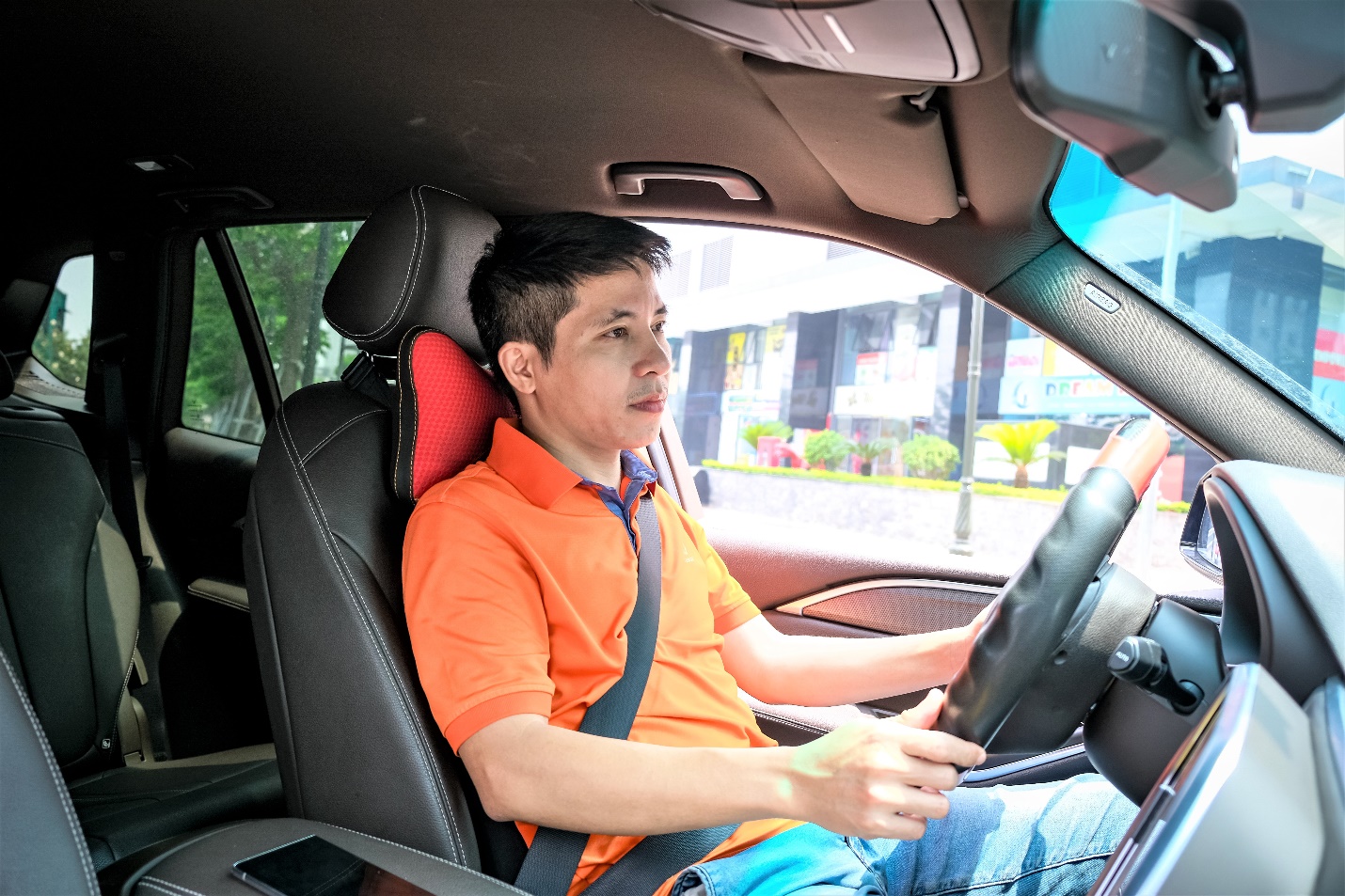 Bạn đồng h&agrave;nh c&ugrave;ng t&agrave;i xế vượt qua thử th&aacute;ch tr&ecirc;n những cung đường- Ảnh 1.