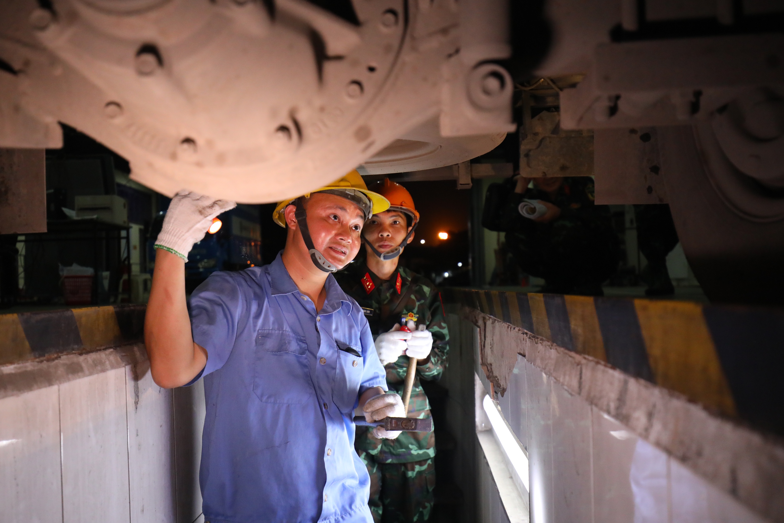 Quân đội, công an sẵn sàng hỗ trợ các trung tâm đăng kiểm- Ảnh 1. Quân đội, công an sẵn sàng hỗ trợ các trung tâm đăng kiểm- Ảnh 1.