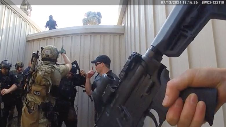 Cảnh s&aacute;t Mỹ h&eacute; lộ video gi&acirc;y ph&uacute;t chạm tr&aacute;n kẻ &aacute;m s&aacute;t hụt &ocirc;ng Trump- Ảnh 1.