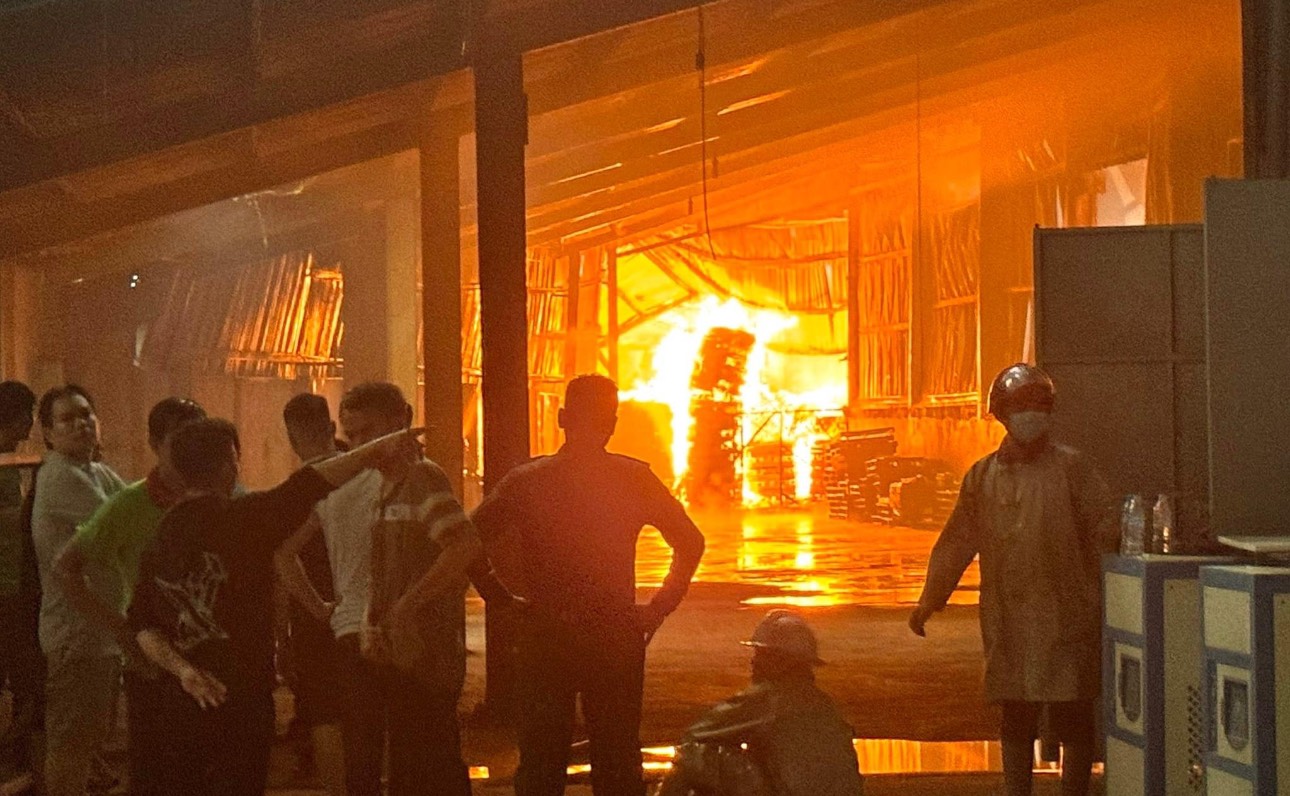 Ch&aacute;y lớn ở c&ocirc;ng ty gỗ, thi&ecirc;u trụi h&agrave;ng ng&agrave;n m2 nh&agrave; xưởng- Ảnh 4.