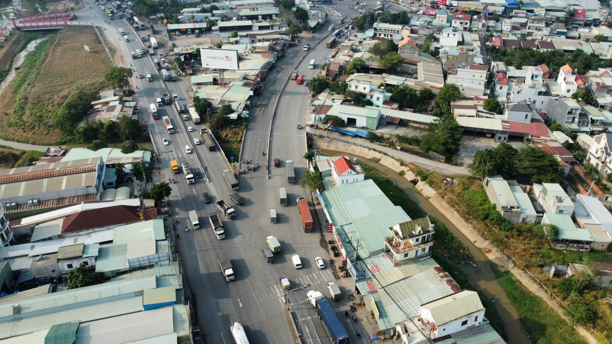 Hai nút giao "nghẹt thở" trên quốc lộ 51 cần giải cứu- Ảnh 1. Hai nút giao "nghẹt thở" trên quốc lộ 51 cần giải cứu- Ảnh 1.