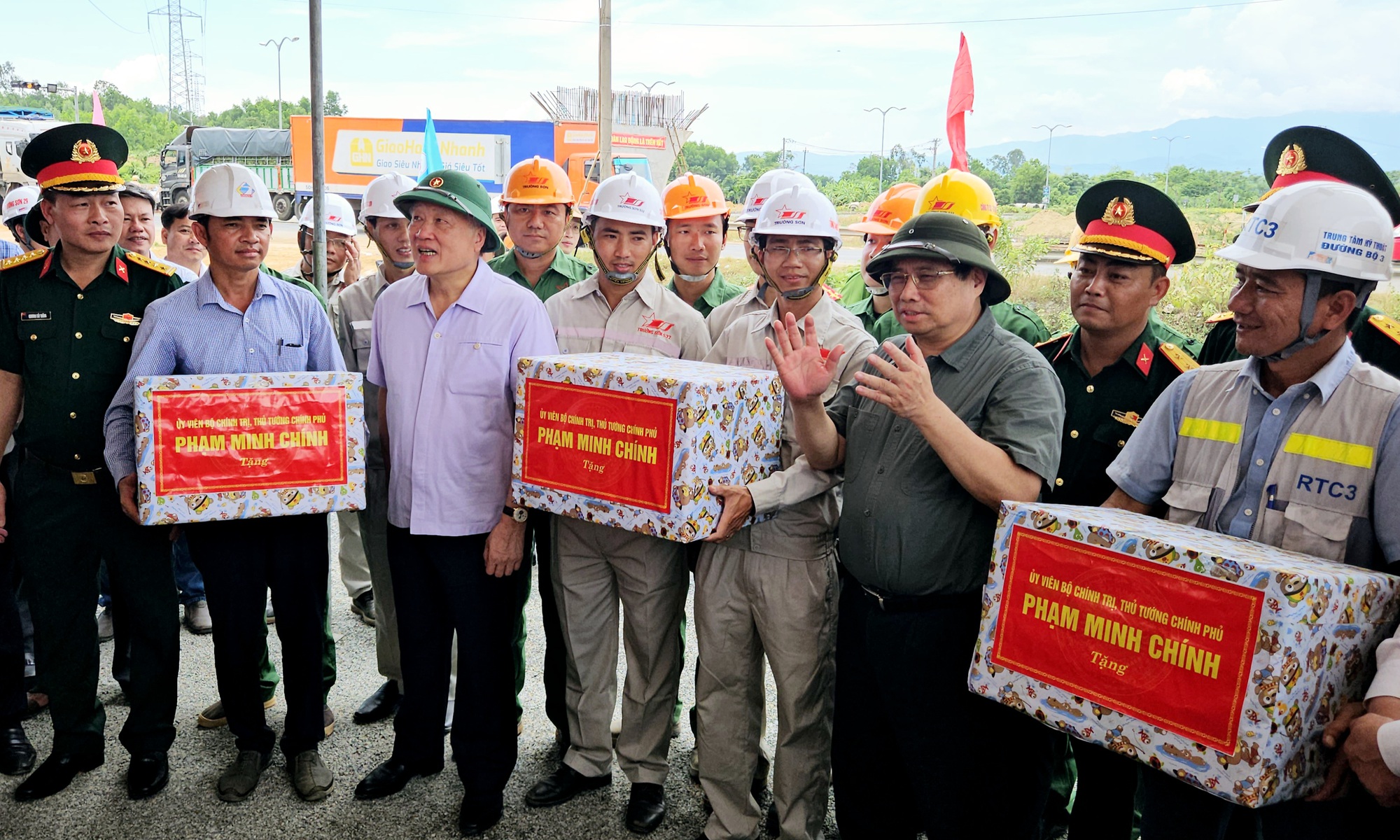 Thủ tướng: Ho&agrave;n th&agrave;nh cao tốc H&ograve;a Li&ecirc;n - T&uacute;y Loan v&agrave;o cuối th&aacute;ng 8/2025- Ảnh 4.