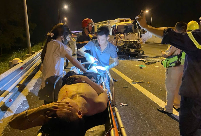 Nam t&agrave;i xế xe tải đ&atilde; được lực lượng Cảnh s&aacute;t PCCC&CNCH C&ocirc;ng an tỉnh Hải Dương giải cứu kịp thời sau va chạm giao th&ocirc;ng v&agrave; mắc kẹt trong cabin.