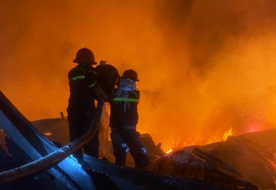 Lửa bao tr&ugrave;m kho chứa dầu nhớt, thi&ecirc;u rụi 5 &ocirc; t&ocirc;- Ảnh 1.