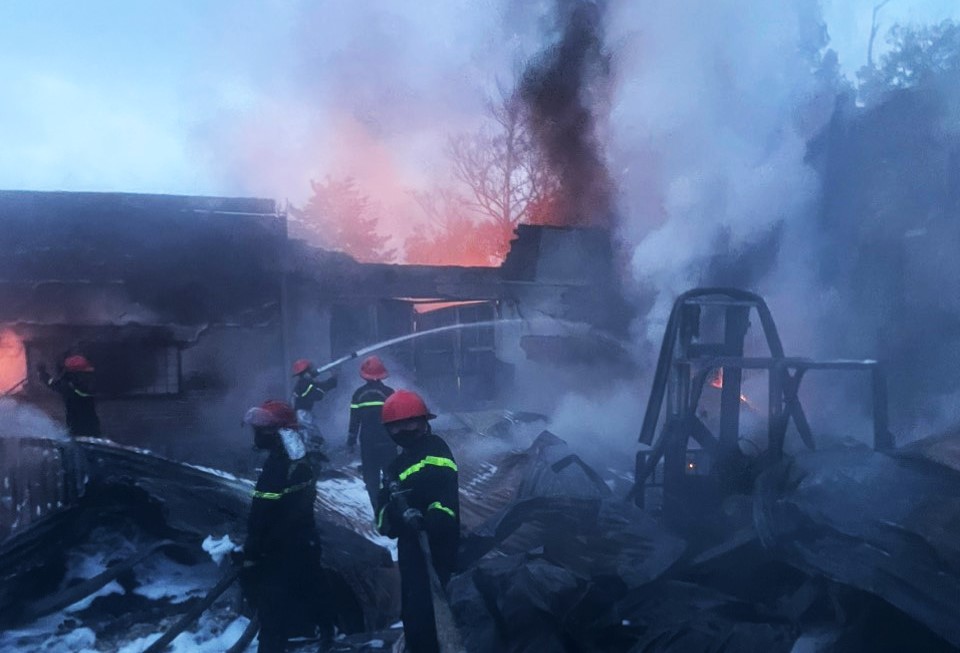 Lửa bao tr&ugrave;m kho chứa dầu nhớt, thi&ecirc;u rụi 5 &ocirc; t&ocirc;- Ảnh 2.