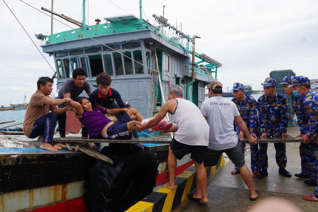 Bộ đội Trường Sa cấp cứu ngư dân bị đứt gần lìa chân- Ảnh 1. Bộ đội Trường Sa cấp cứu ngư dân bị đứt gần lìa chân- Ảnh 1.