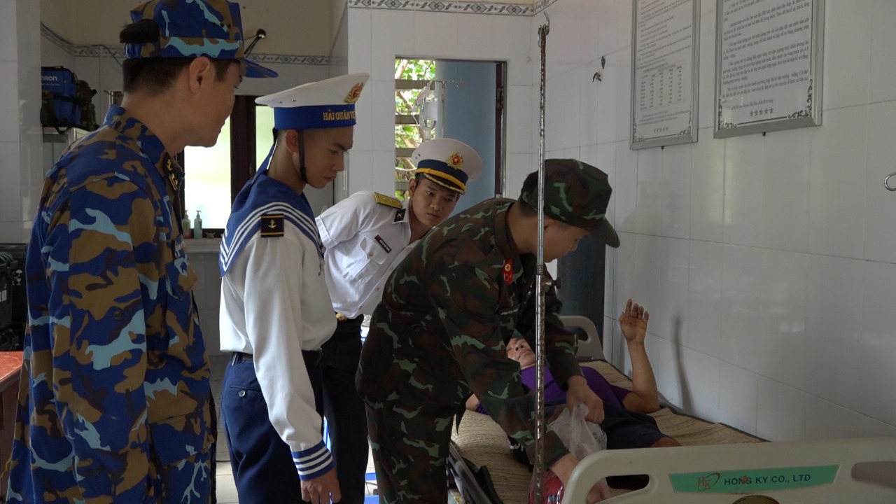 Bộ đội Trường Sa cấp cứu ngư dân bị đứt gần lìa chân- Ảnh 2. Bộ đội Trường Sa cấp cứu ngư dân bị đứt gần lìa chân- Ảnh 2.