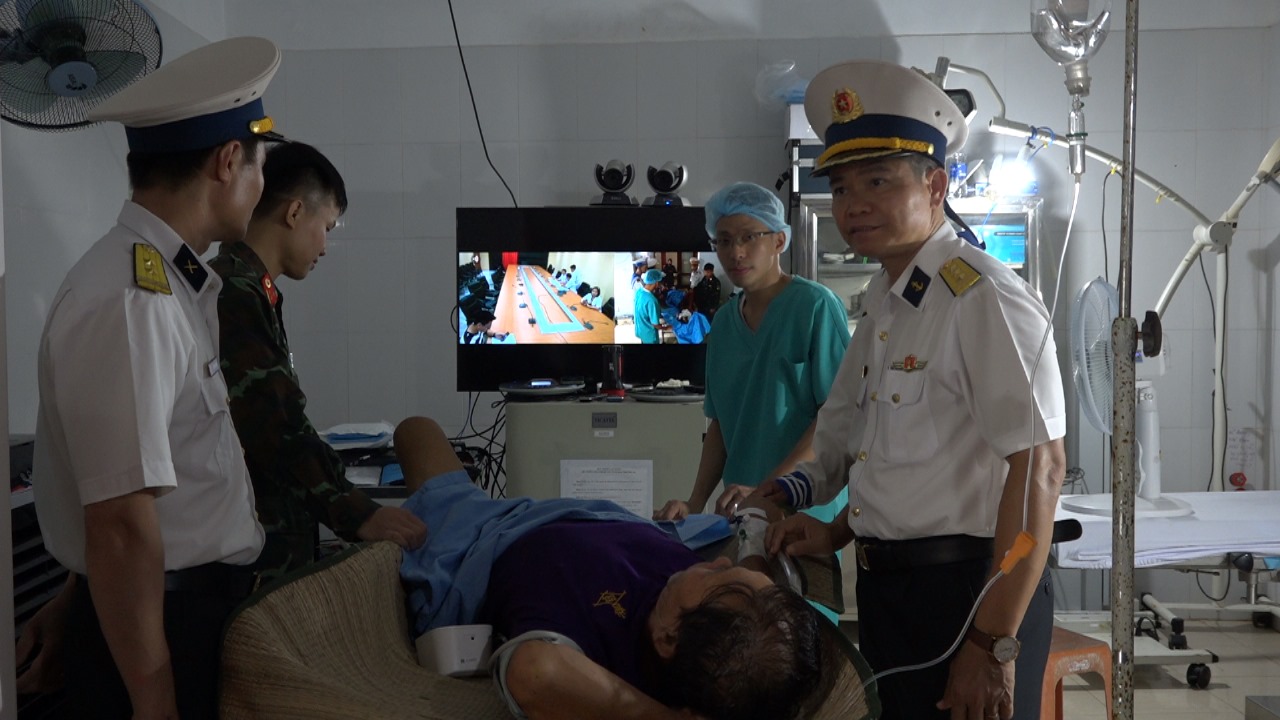 Bộ đội Trường Sa cấp cứu ngư dân bị đứt gần lìa chân- Ảnh 3. Bộ đội Trường Sa cấp cứu ngư dân bị đứt gần lìa chân- Ảnh 3.