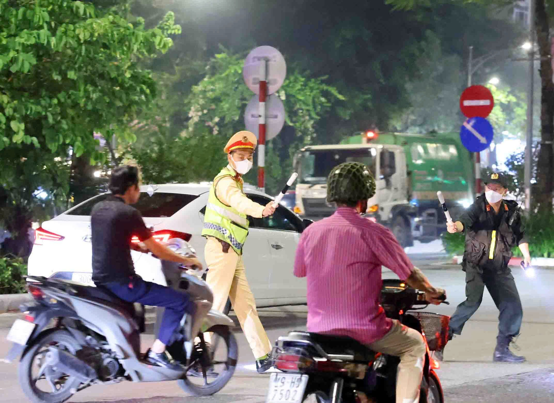 C&aacute;c tổ 141 đồng loạt xuống phố, xuy&ecirc;n đ&ecirc;m xử l&yacute; đua xe, nồng độ cồn ở Thủ đ&ocirc;- Ảnh 1.