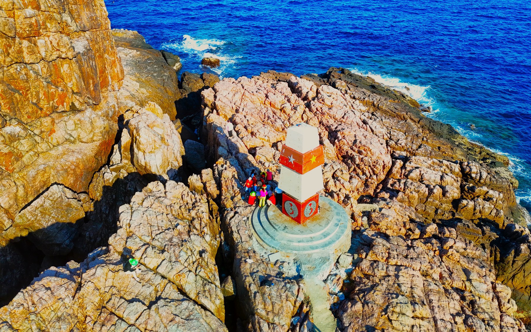 Sừng sững cột mốc A9 giữa biển trời B&igrave;nh Định