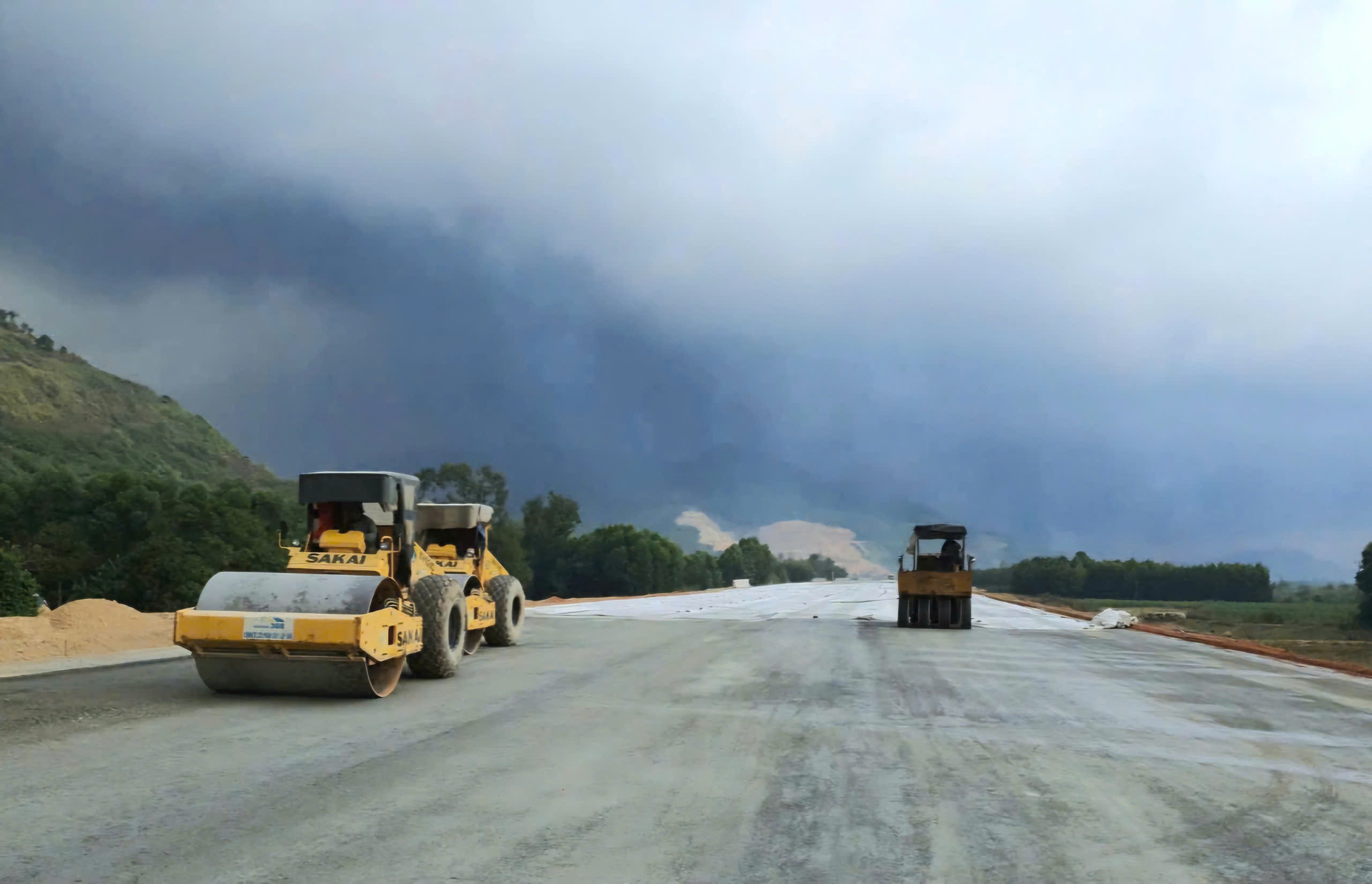 Hàng nghìn kỹ sư, công nhân bám công trường, đưa cao tốc Bắc - Nam giai đoạn 2 về đích sớm- Ảnh 11. Hàng nghìn kỹ sư, công nhân bám công trường, đưa cao tốc Bắc - Nam giai đoạn 2 về đích sớm- Ảnh 11.