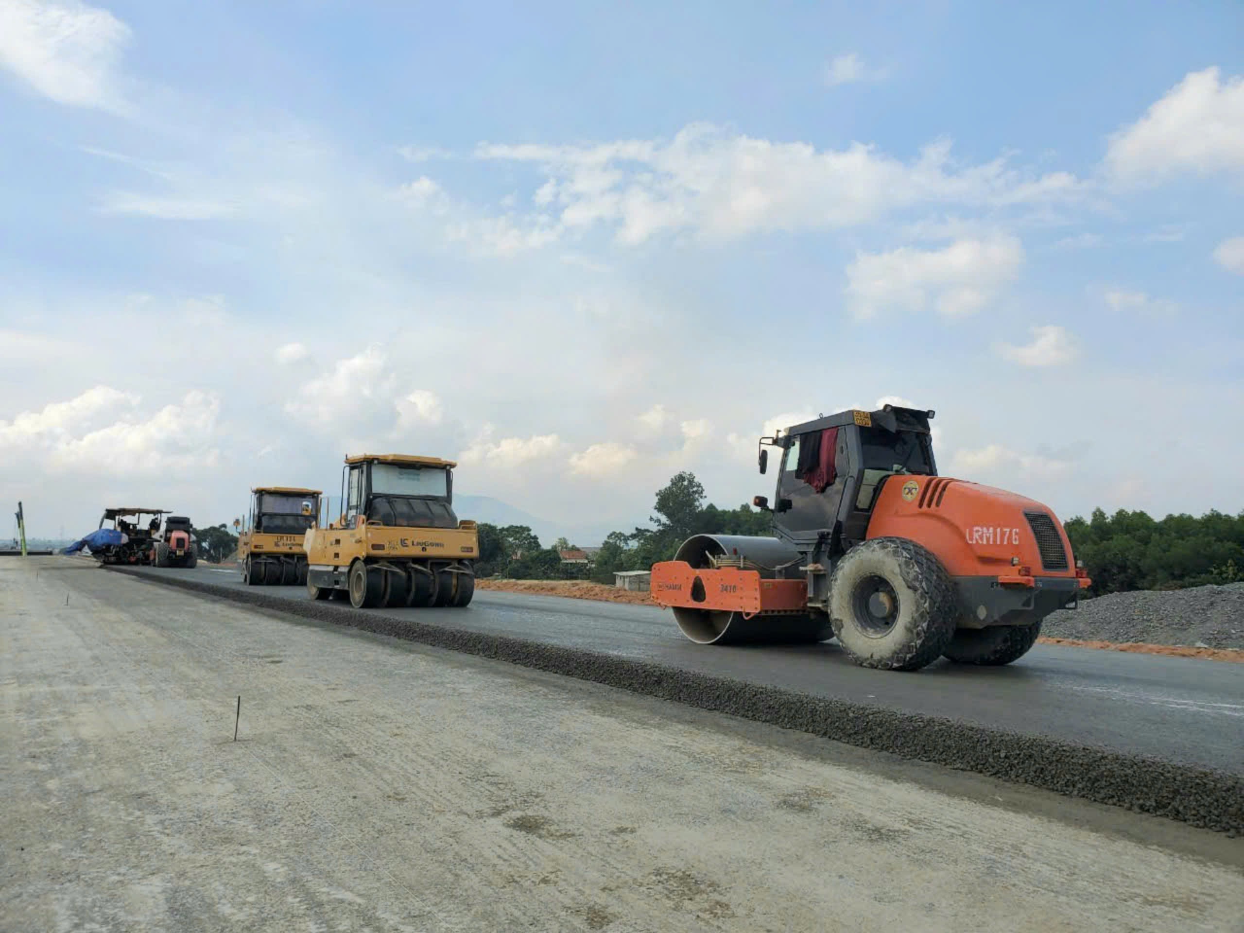 Hàng nghìn kỹ sư, công nhân bám công trường, đưa cao tốc Bắc - Nam giai đoạn 2 về đích sớm- Ảnh 9. Hàng nghìn kỹ sư, công nhân bám công trường, đưa cao tốc Bắc - Nam giai đoạn 2 về đích sớm- Ảnh 9.