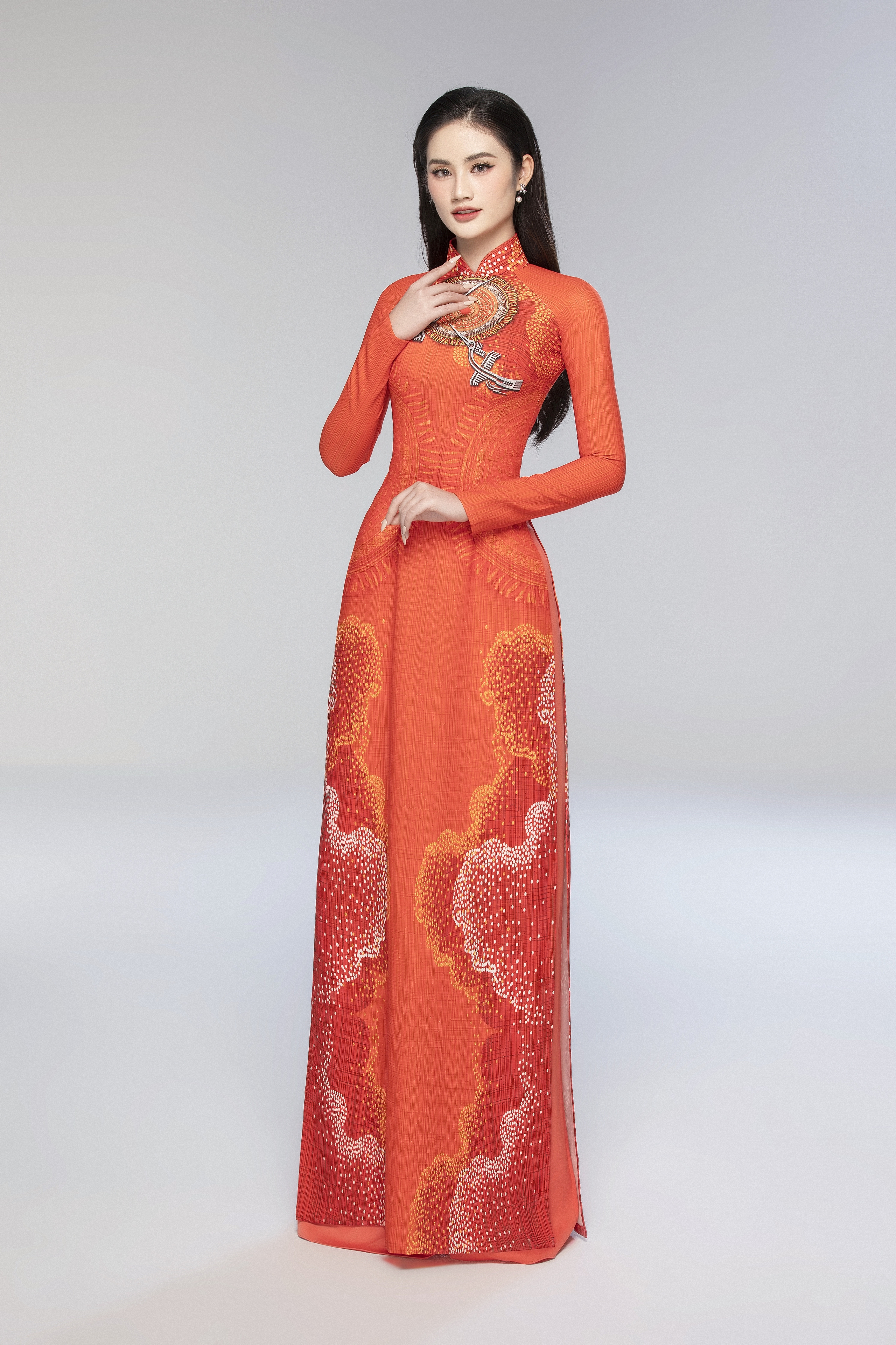 Hoa hậu &Yacute; Nhi, Hoa hậu Thế giới Krystyna v&agrave; nam vương Jack Heslewood mặc &aacute;o d&agrave;i Việt Nam- Ảnh 5.