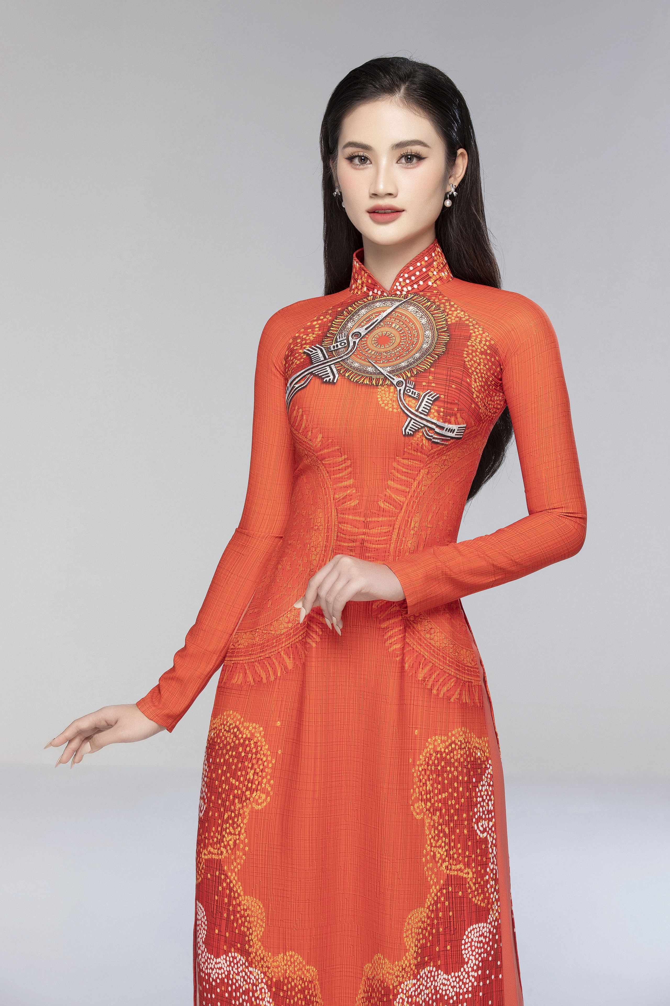 Hoa hậu &Yacute; Nhi, Hoa hậu Thế giới Krystyna v&agrave; nam vương Jack Heslewood mặc &aacute;o d&agrave;i Việt Nam- Ảnh 6.