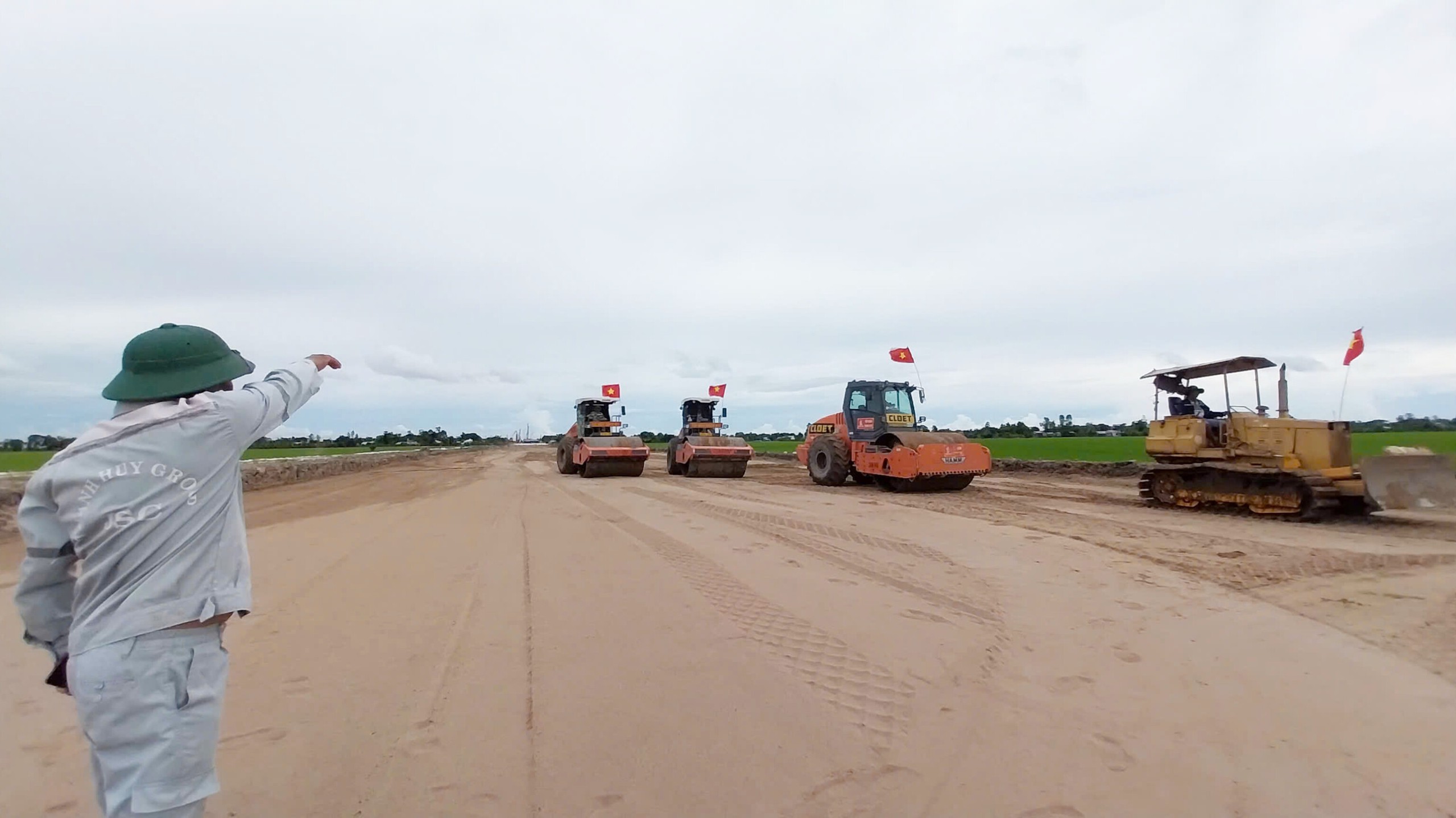 Rộn r&agrave;ng c&ocirc;ng trường cao tốc trục ngang miền T&acirc;y dịp Quốc kh&aacute;nh- Ảnh 2.