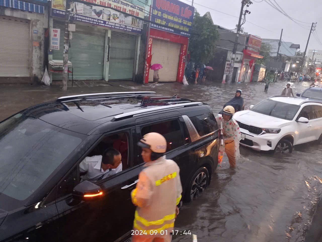 TP.HCM: Mưa lớn dịp lễ 2/9, CSGT xuống đường đẩy xe gi&uacute;p người d&acirc;n- Ảnh 7.