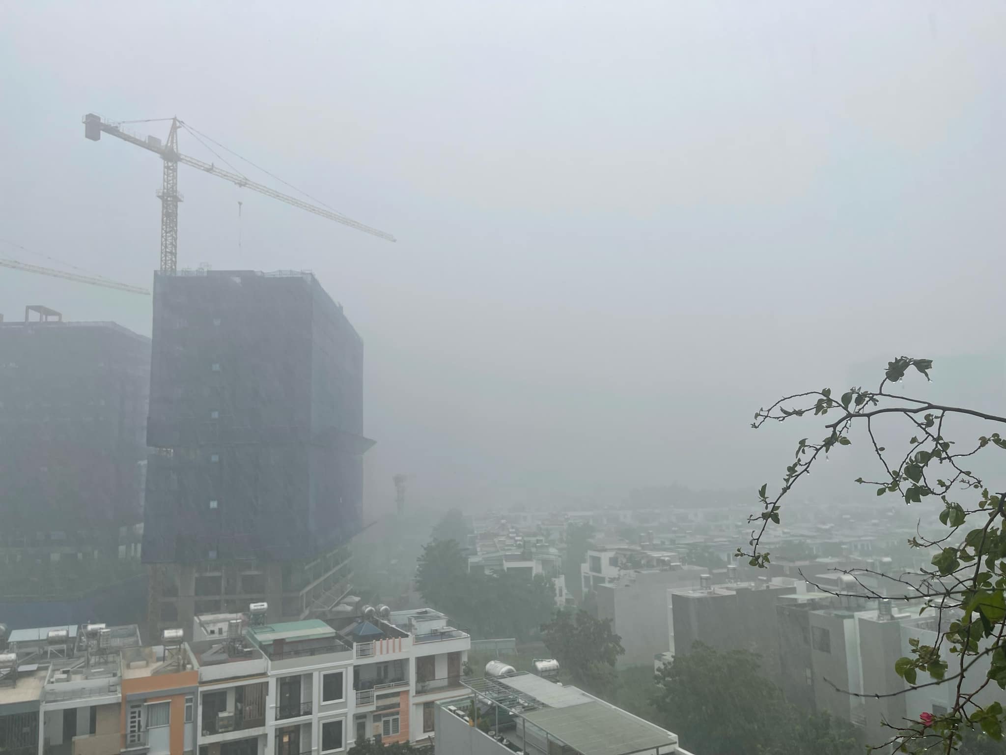 TP.HCM: Mưa lớn dịp lễ 2/9, CSGT xuống đường đẩy xe gi&uacute;p người d&acirc;n- Ảnh 1.