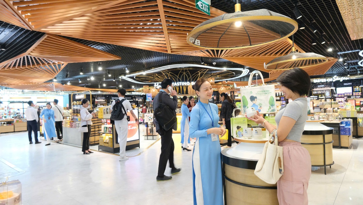 SASCO khởi động chiến dịch "Ươm mầm khát vọng xanh"- Ảnh 1. A group of people in a store Description automatically generated