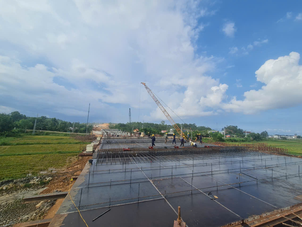 Hàng nghìn kỹ sư, công nhân bám công trường, đưa cao tốc Bắc - Nam giai đoạn 2 về đích sớm- Ảnh 13. Hàng nghìn kỹ sư, công nhân bám công trường, đưa cao tốc Bắc - Nam giai đoạn 2 về đích sớm- Ảnh 13.