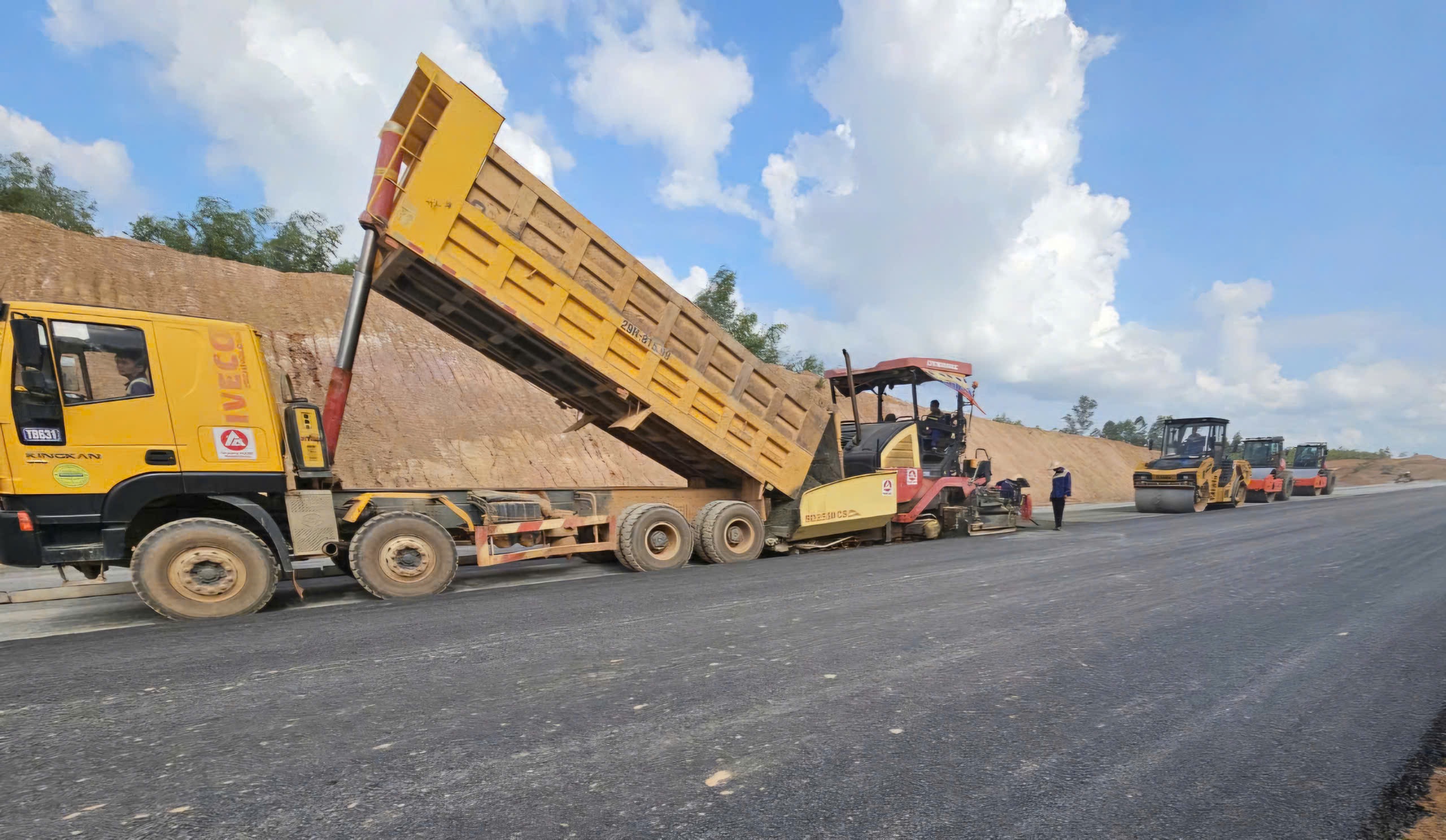 Hàng nghìn kỹ sư, công nhân bám công trường, đưa cao tốc Bắc - Nam giai đoạn 2 về đích sớm- Ảnh 12. Hàng nghìn kỹ sư, công nhân bám công trường, đưa cao tốc Bắc - Nam giai đoạn 2 về đích sớm- Ảnh 12.