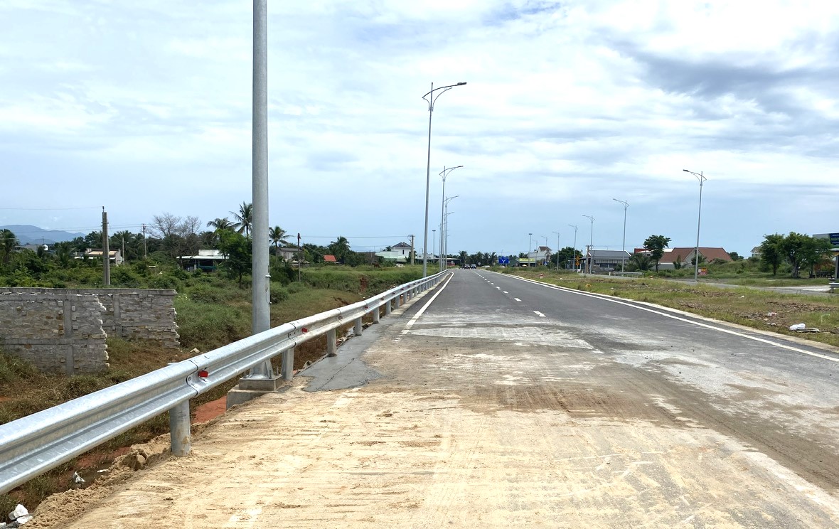 Khắc phục xong sạt lở đường ven biển Phan Thiết - K&ecirc; G&agrave;- Ảnh 1.