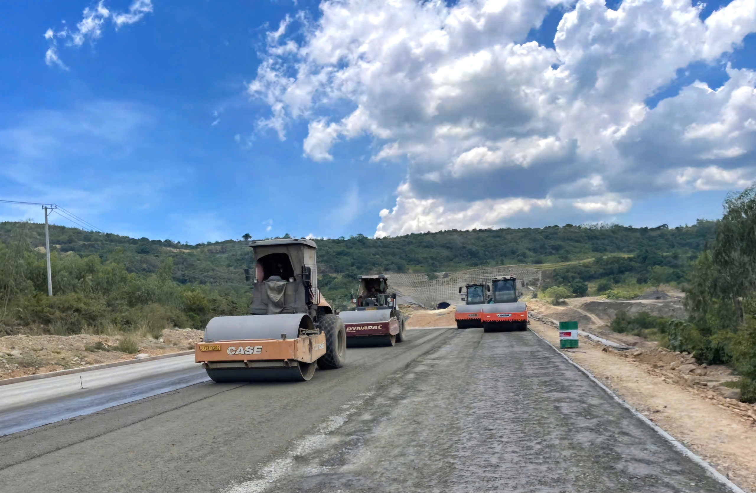 Hàng nghìn kỹ sư, công nhân bám công trường, đưa cao tốc Bắc - Nam giai đoạn 2 về đích sớm- Ảnh 8. Hàng nghìn kỹ sư, công nhân bám công trường, đưa cao tốc Bắc - Nam giai đoạn 2 về đích sớm- Ảnh 8.