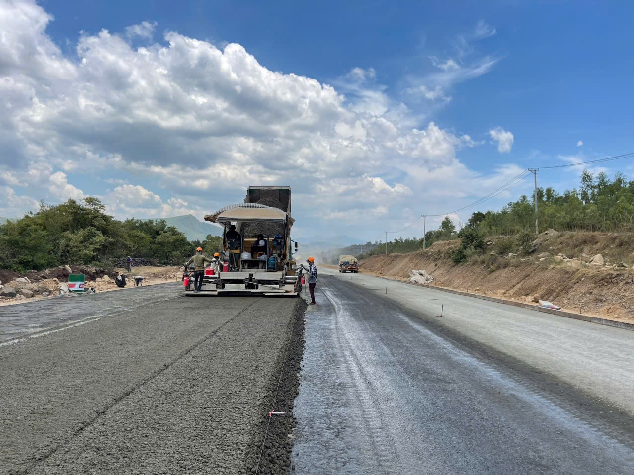 Bộ GTVT th&uacute;c tiến độ thi c&ocirc;ng cao tốc Ch&iacute; Thạnh - V&acirc;n Phong- Ảnh 1.