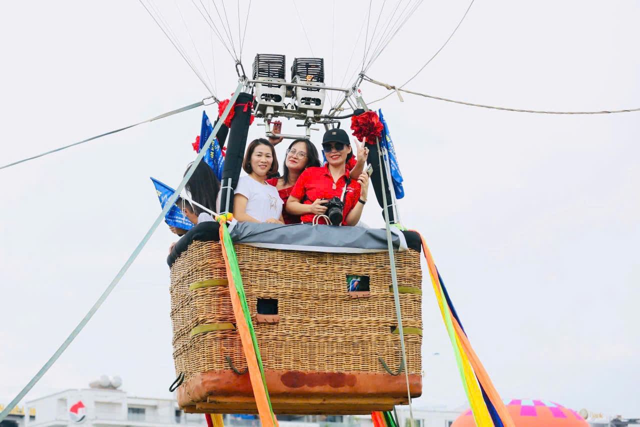 Người d&acirc;n, du kh&aacute;ch h&aacute;o hức chờ bay khinh kh&iacute; cầu miễn ph&iacute; ở TP Hạ Long- Ảnh 3.