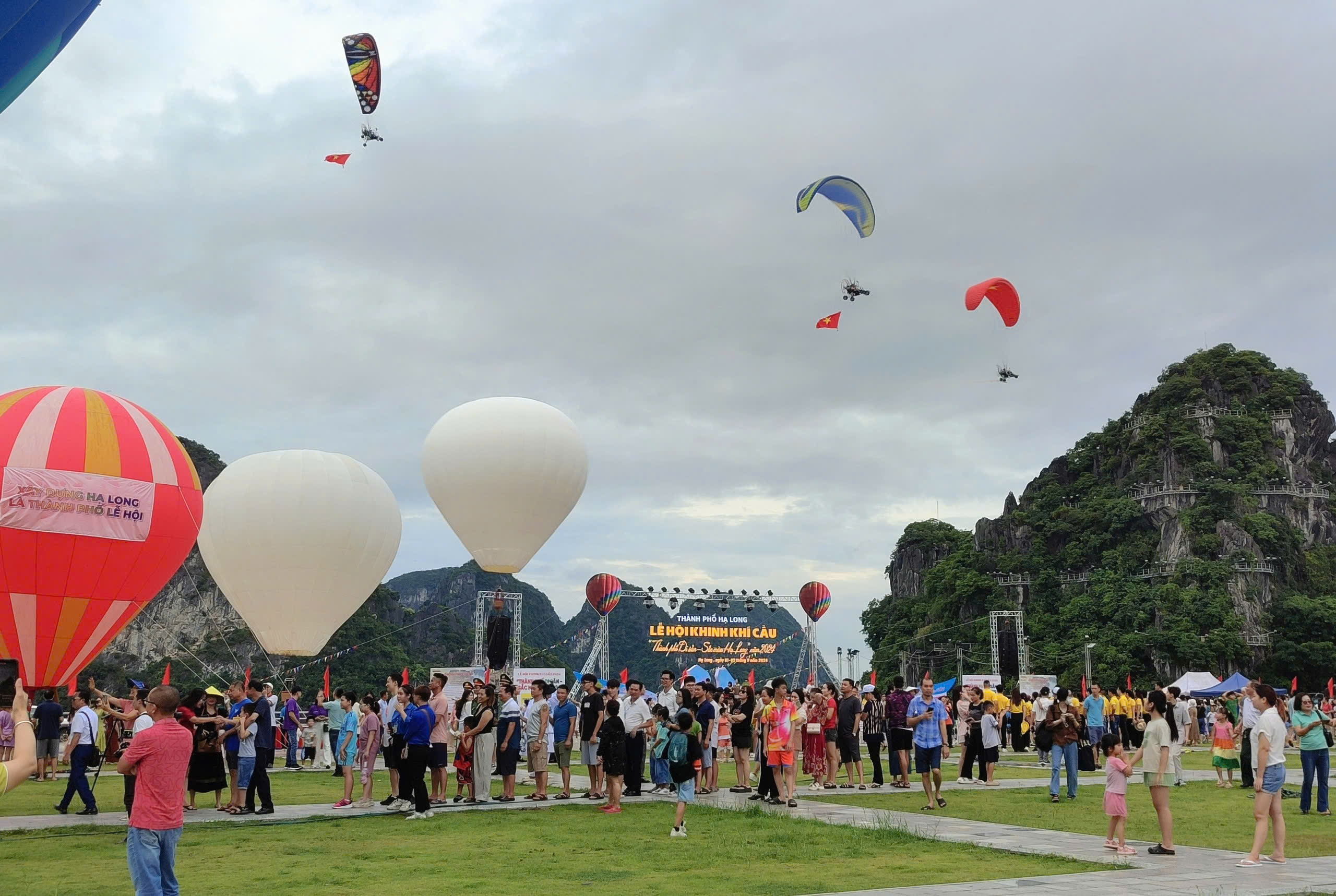 Người d&acirc;n, du kh&aacute;ch h&aacute;o hức chờ bay khinh kh&iacute; cầu miễn ph&iacute; ở TP Hạ Long- Ảnh 2.