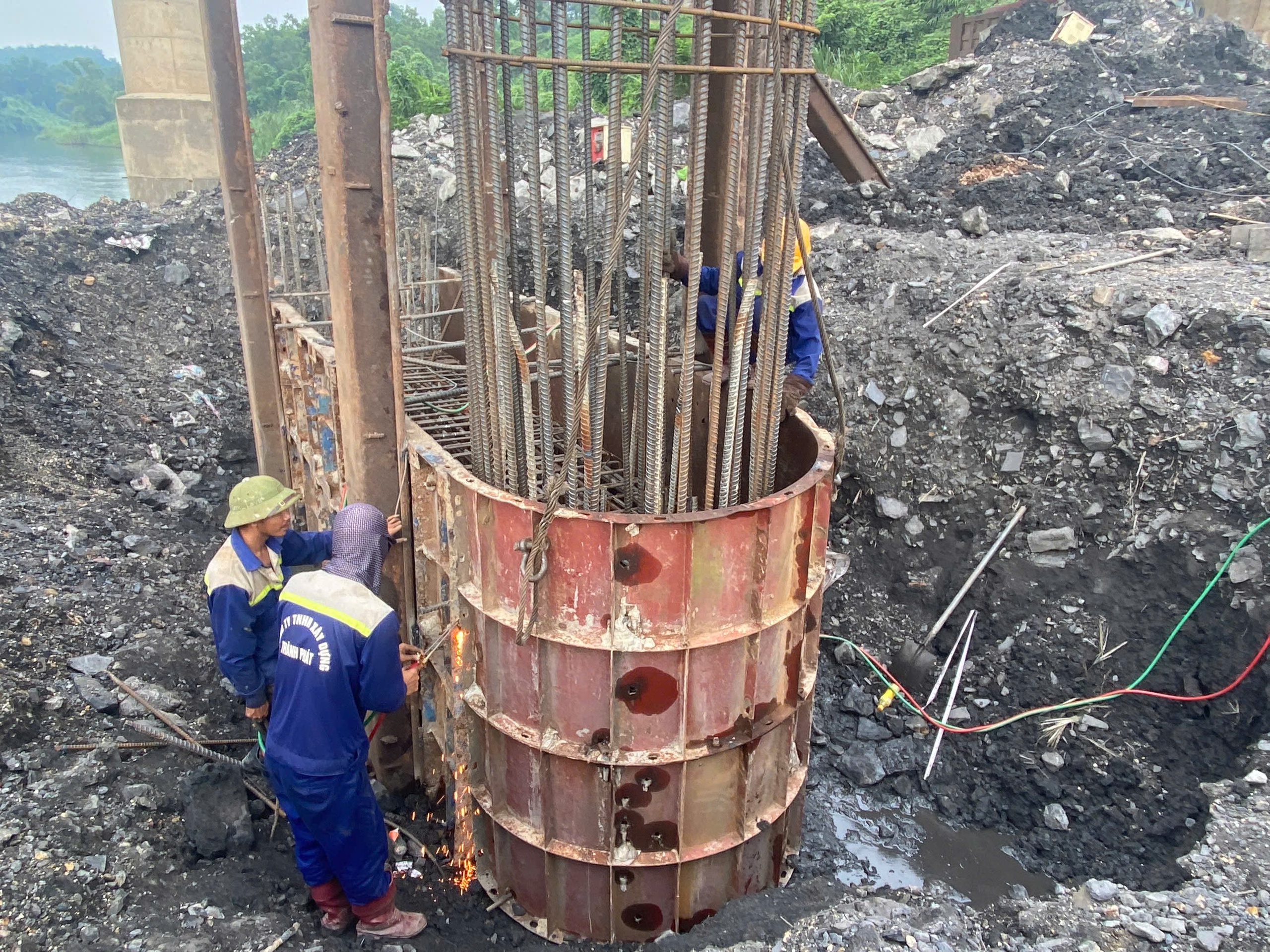 Nhộn nhịp c&ocirc;ng trường thi c&ocirc;ng quốc lộ 279 xuy&ecirc;n nghỉ lễ- Ảnh 2.