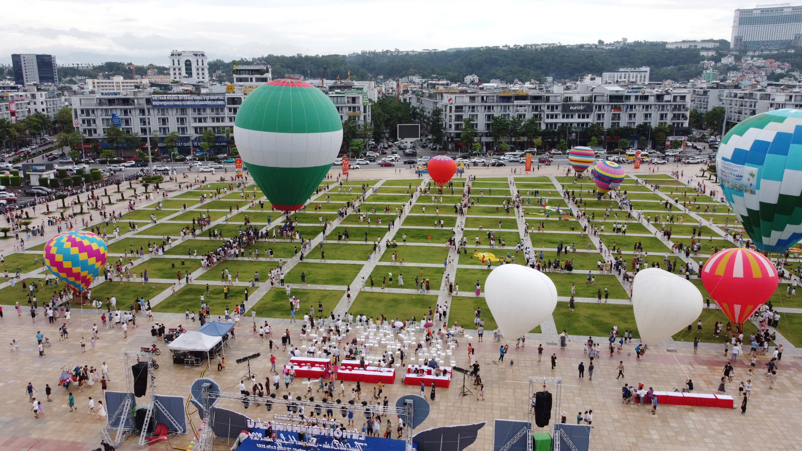 Người d&acirc;n, du kh&aacute;ch h&aacute;o hức chờ bay khinh kh&iacute; cầu miễn ph&iacute; ở TP Hạ Long- Ảnh 1.