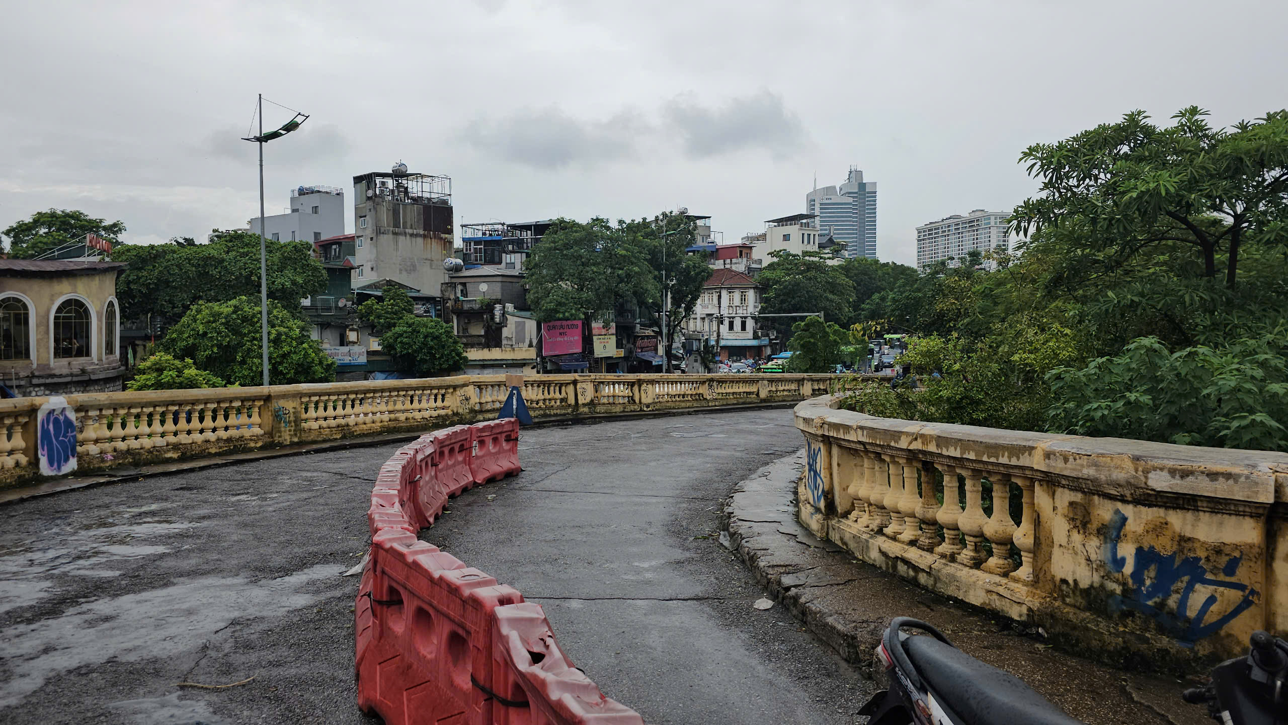 Cấm phương tiện qua cầu Long Bi&ecirc;n, CSGT t&uacute;c trực điều tiết- Ảnh 8.