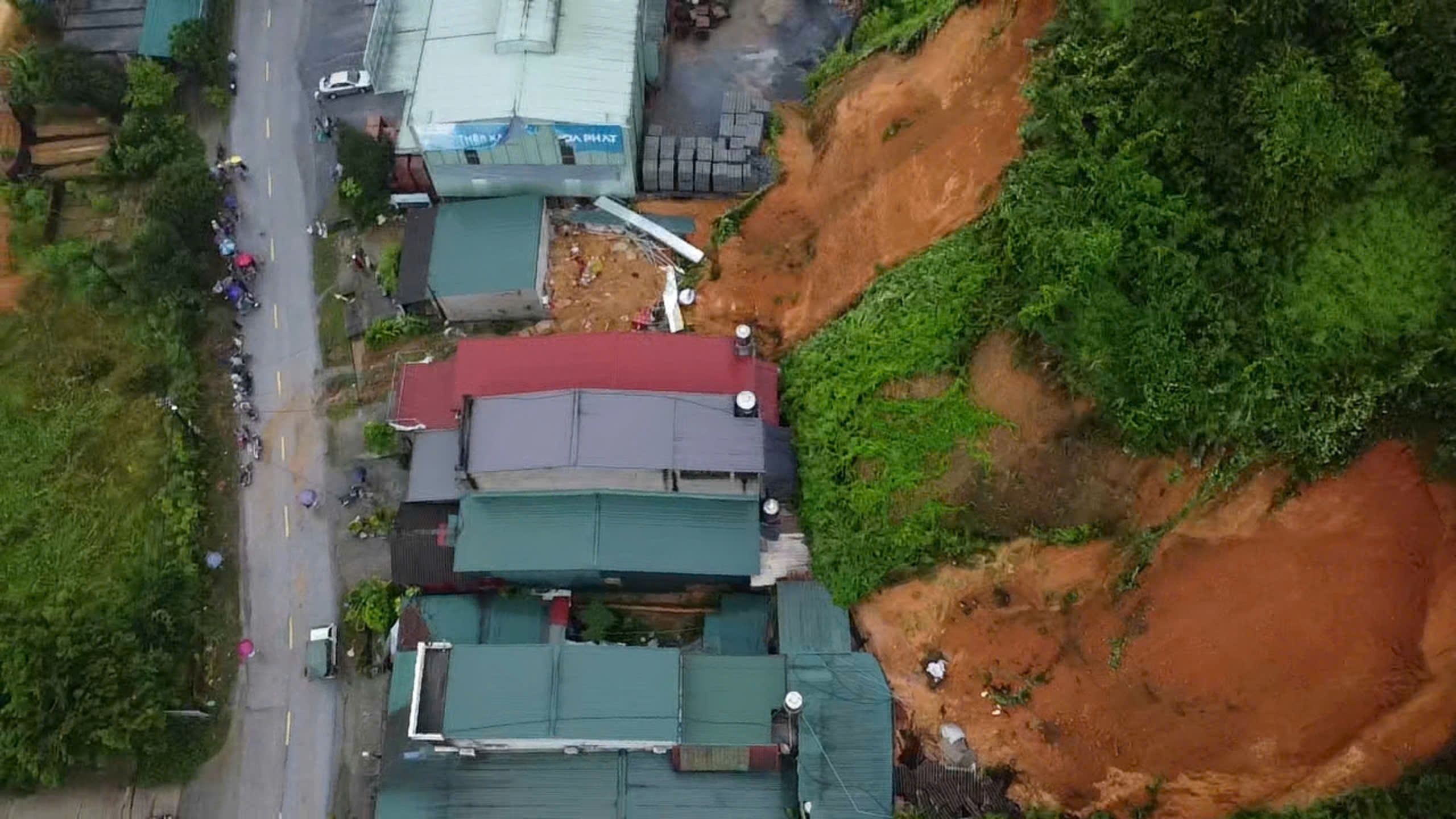 Y&ecirc;n B&aacute;i: Sạt lở đất l&uacute;c rạng s&aacute;ng khiến 3 mẹ con tử vong, bố bị thương- Ảnh 1.