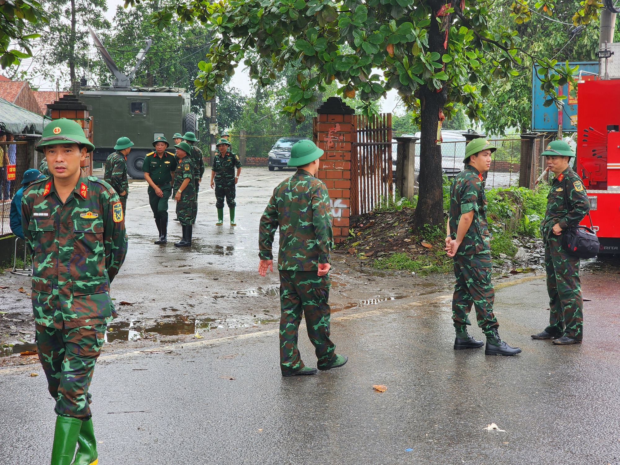 Vụ sập cầu Phong Ch&acirc;u: Chuẩn bị c&aacute;c điều kiện để lắp đặt cầu phao- Ảnh 1.