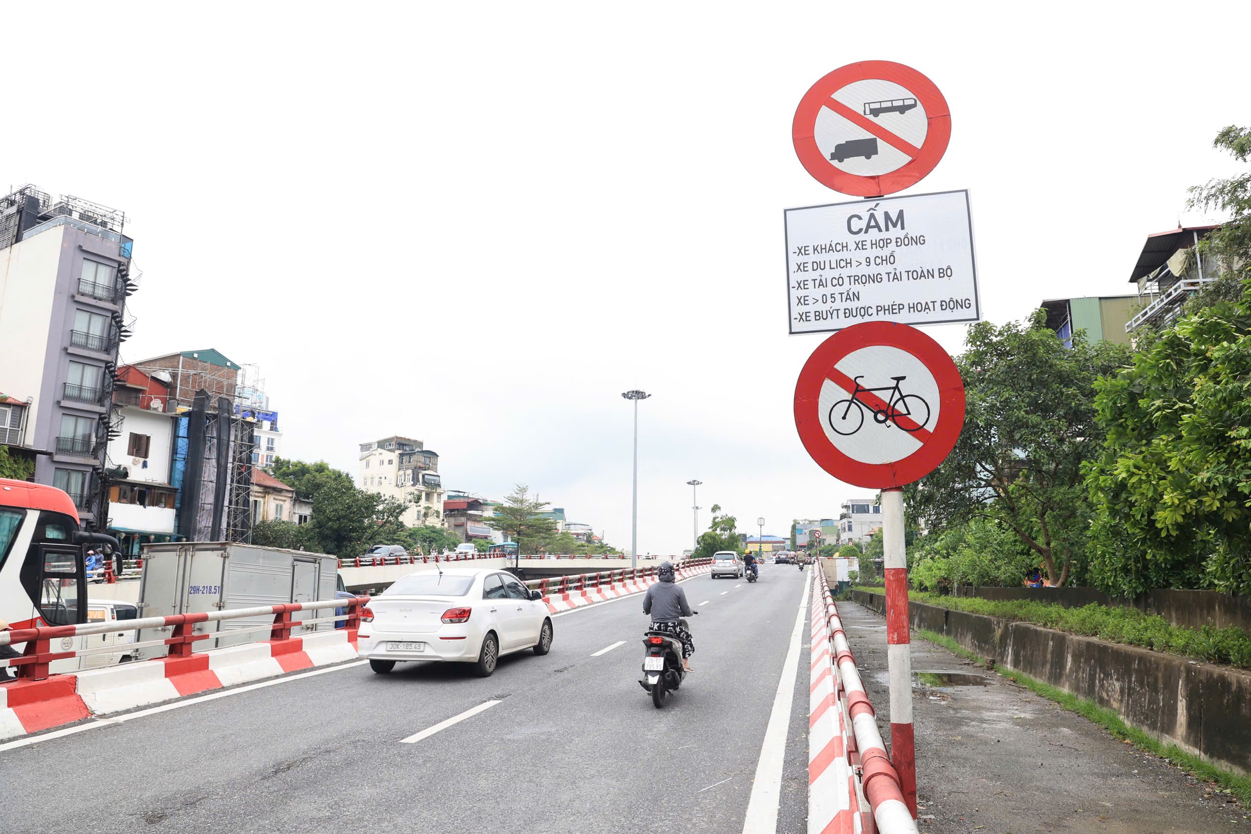 Toàn cảnh cầu Chương Dương, Long Biên ngày nước sông Hồng dâng cao- Ảnh 2. Toàn cảnh cầu Chương Dương, Long Biên ngày nước sông Hồng dâng cao- Ảnh 2.