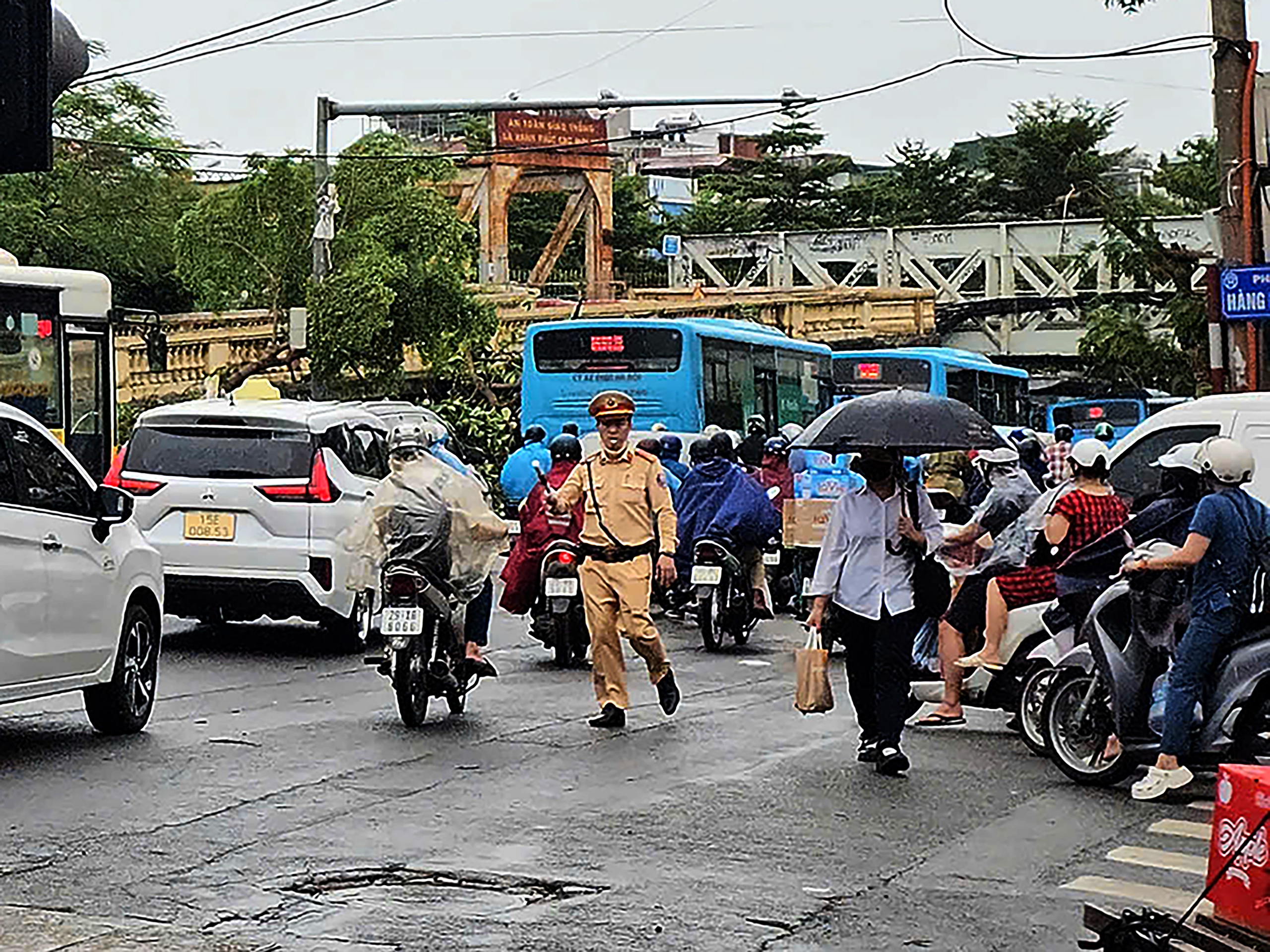 Cấm phương tiện qua cầu Long Bi&ecirc;n, CSGT t&uacute;c trực điều tiết- Ảnh 5.