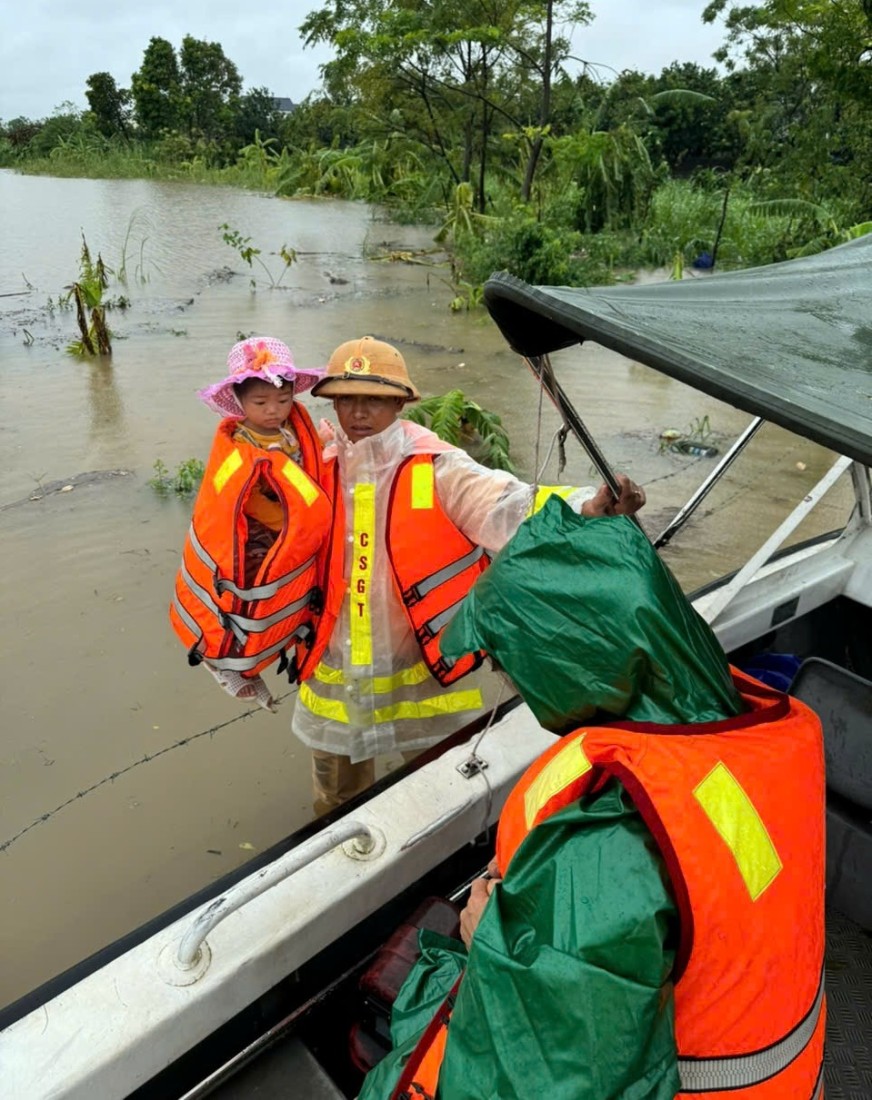 H&agrave;ng ngh&igrave;n người ở H&agrave; Nam gia cố đ&ecirc;, chạy lũ cả ng&agrave;y lẫn đ&ecirc;m- Ảnh 18.