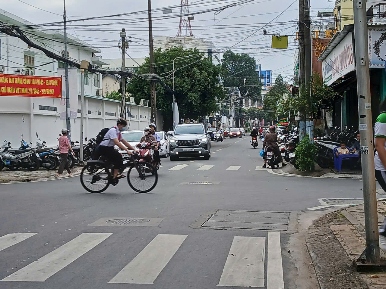 Cần Thơ: Phạt nguội &ocirc; t&ocirc; đưa học sinh v&agrave;o tận cổng trường, bất chấp đường cấm- Ảnh 2.
