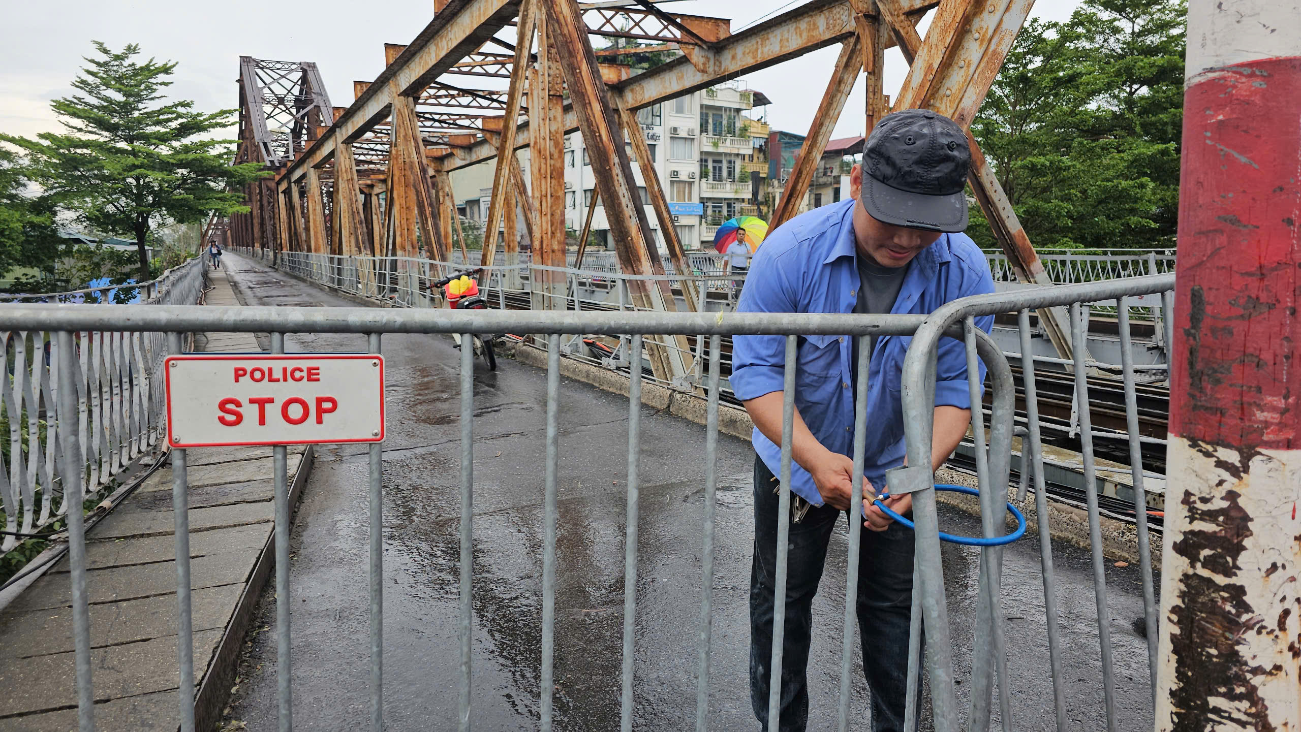Cấm phương tiện qua cầu Long Bi&ecirc;n, CSGT t&uacute;c trực điều tiết- Ảnh 2.