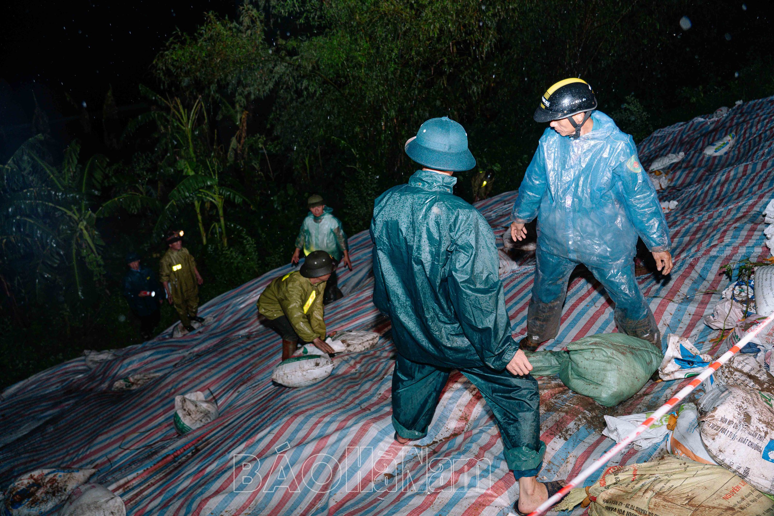 H&agrave;ng ngh&igrave;n người ở H&agrave; Nam gia cố đ&ecirc;, chạy lũ cả ng&agrave;y lẫn đ&ecirc;m- Ảnh 28.