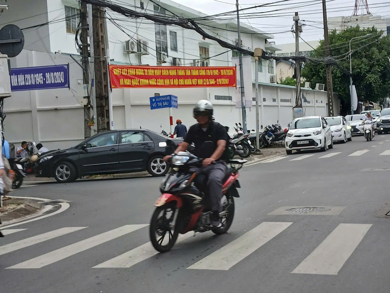 Cần Thơ: Phạt nguội &ocirc; t&ocirc; đưa học sinh v&agrave;o tận cổng trường, bất chấp đường cấm- Ảnh 3.