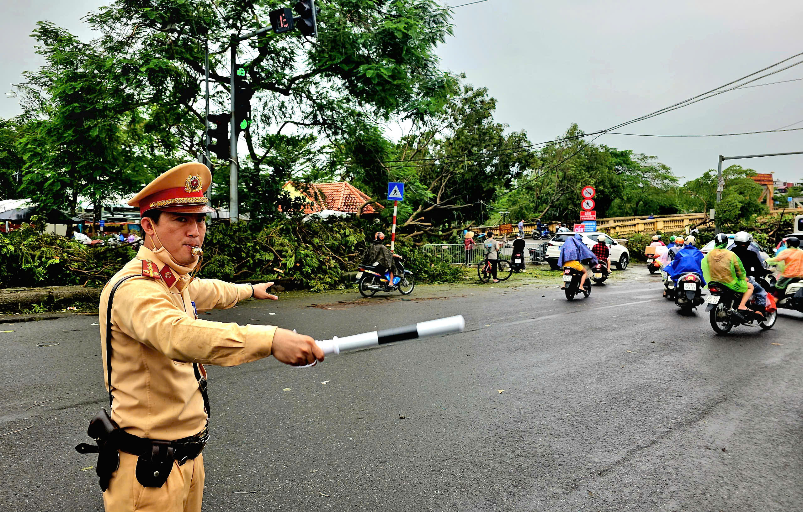 Cấm phương tiện qua cầu Long Bi&ecirc;n, CSGT t&uacute;c trực điều tiết- Ảnh 3.