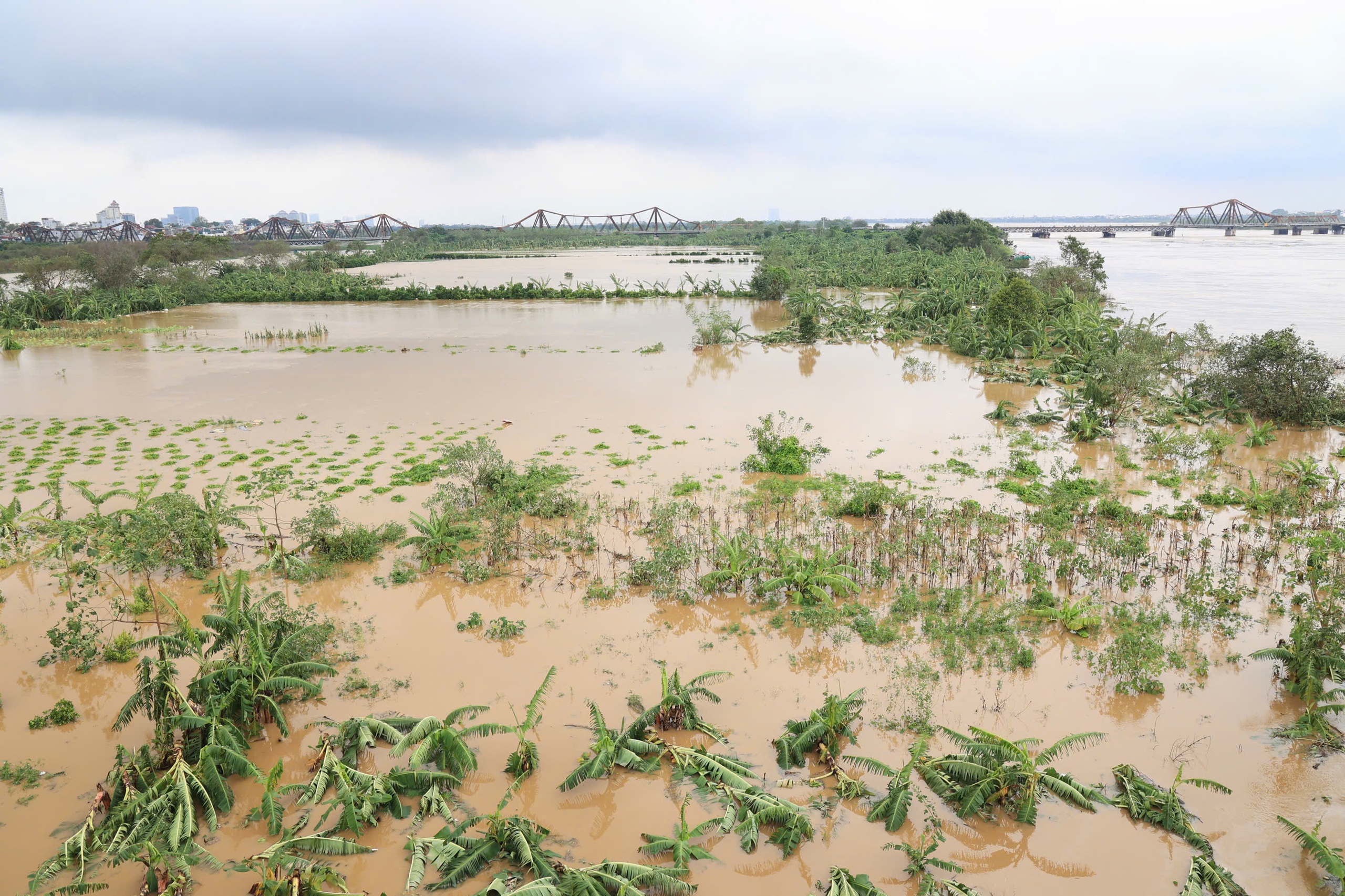Toàn cảnh cầu Chương Dương, Long Biên ngày nước sông Hồng dâng cao- Ảnh 16. Toàn cảnh cầu Chương Dương, Long Biên ngày nước sông Hồng dâng cao- Ảnh 16.