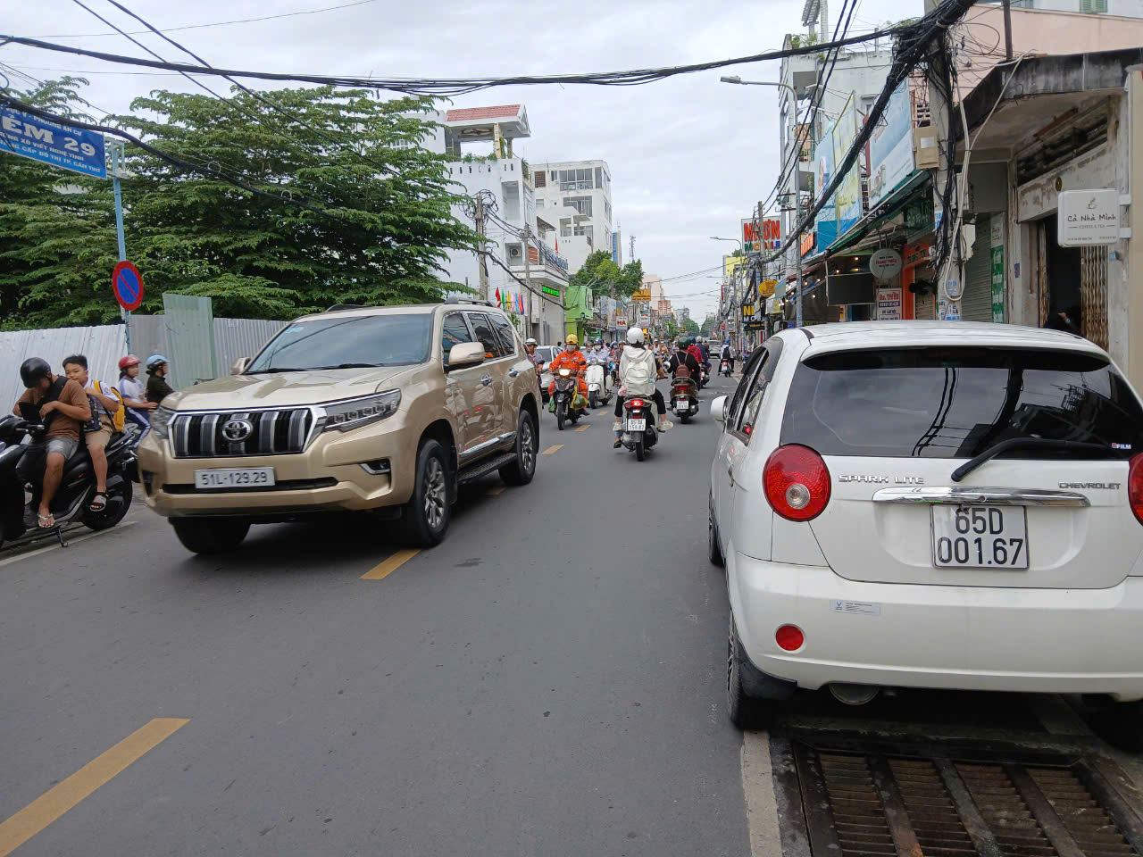 Cần Thơ: Phạt nguội &ocirc; t&ocirc; đưa học sinh v&agrave;o tận cổng trường, bất chấp đường cấm- Ảnh 4.