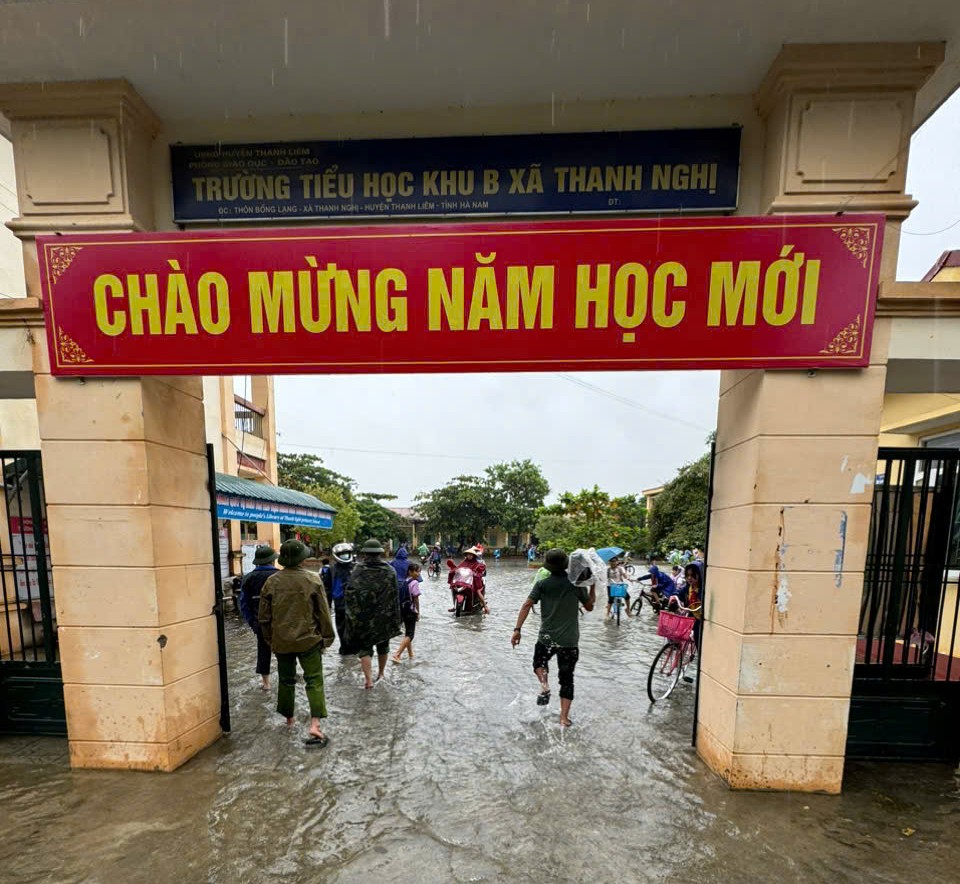 H&agrave;ng ngh&igrave;n người ở H&agrave; Nam gia cố đ&ecirc;, chạy lũ cả ng&agrave;y lẫn đ&ecirc;m- Ảnh 11.